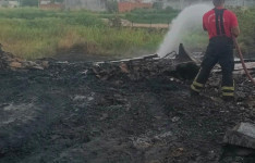Corpo de Bombeiros do Ceará debela incêndio em área de reciclagem na Capital