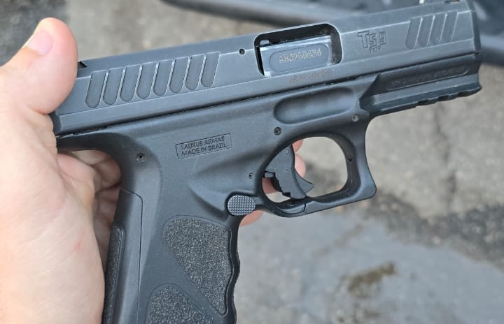 Com apoio da inteligência, PMCE captura suspeito de integrar grupo criminoso, apreende armas e drogas em Fortaleza