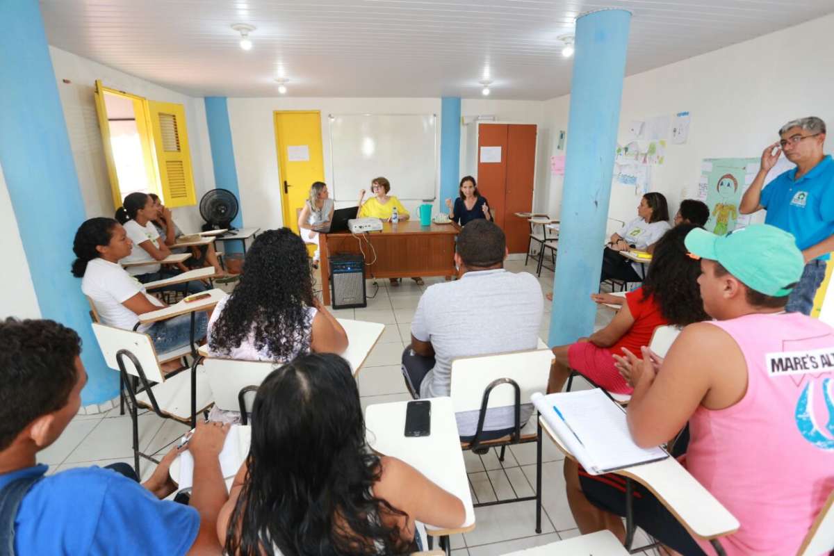 Izolda Cela visita associação e debate ações do Ceará Pacífico no Vicente Pinzón