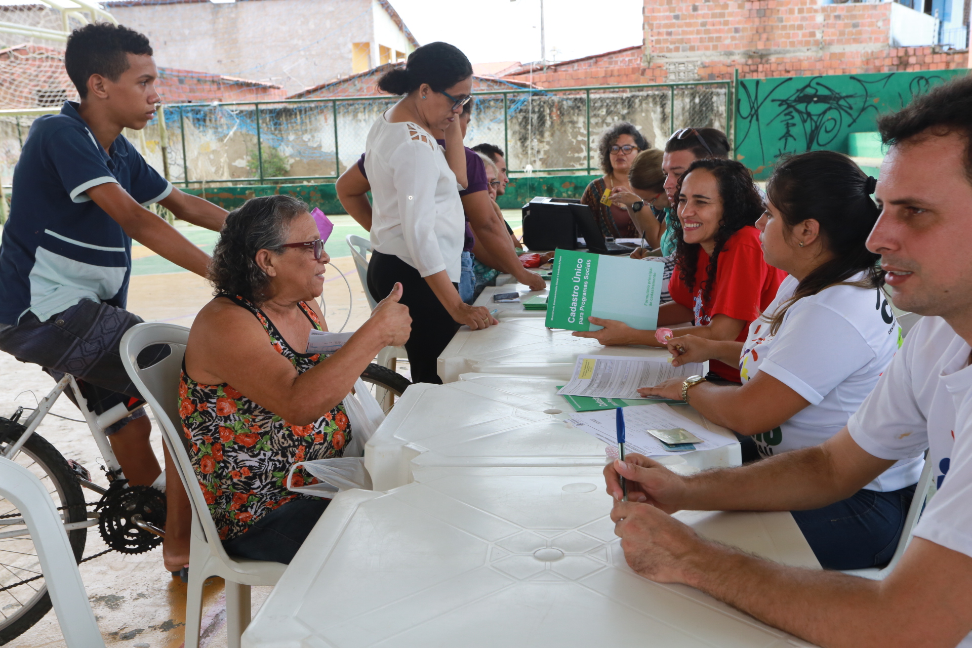Ceará Pacífico: Feira NAPAZ oferece serviços aos moradores do Genibaú