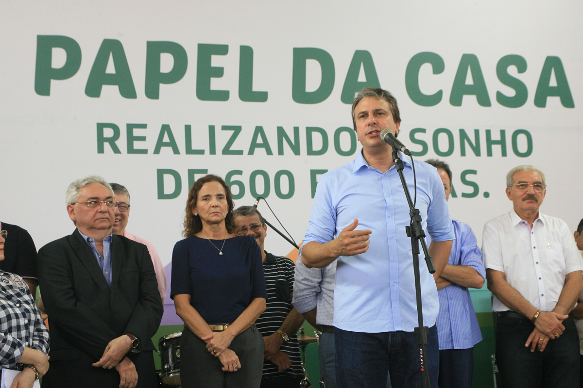 Vice-governadora participa de entrega 609 escrituras do papel da casa para famílias do Curió e São Bernardo, em Fortaleza