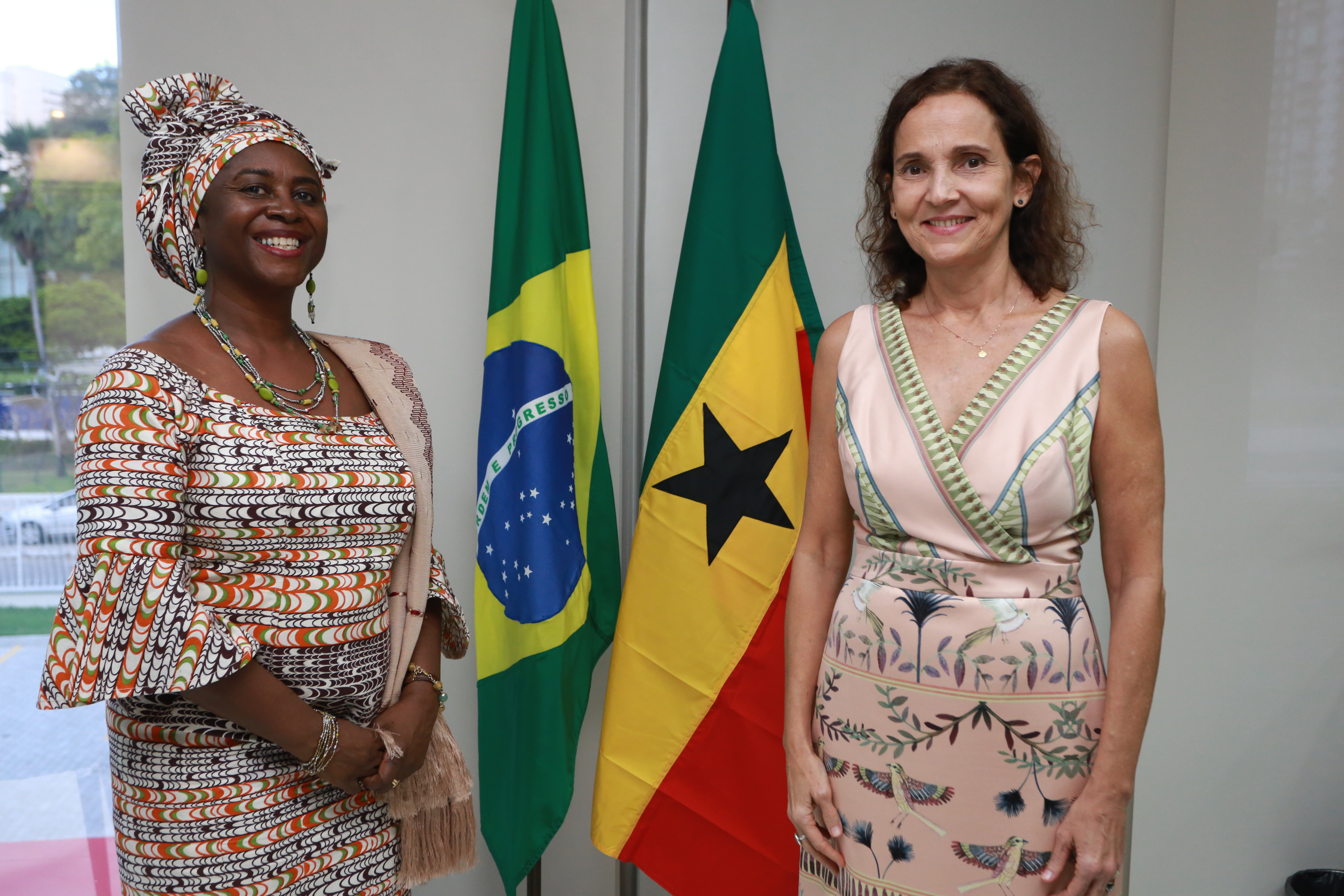 Izolda Cela se reúne com embaixadora de Gana no Brasil para discutir parcerias