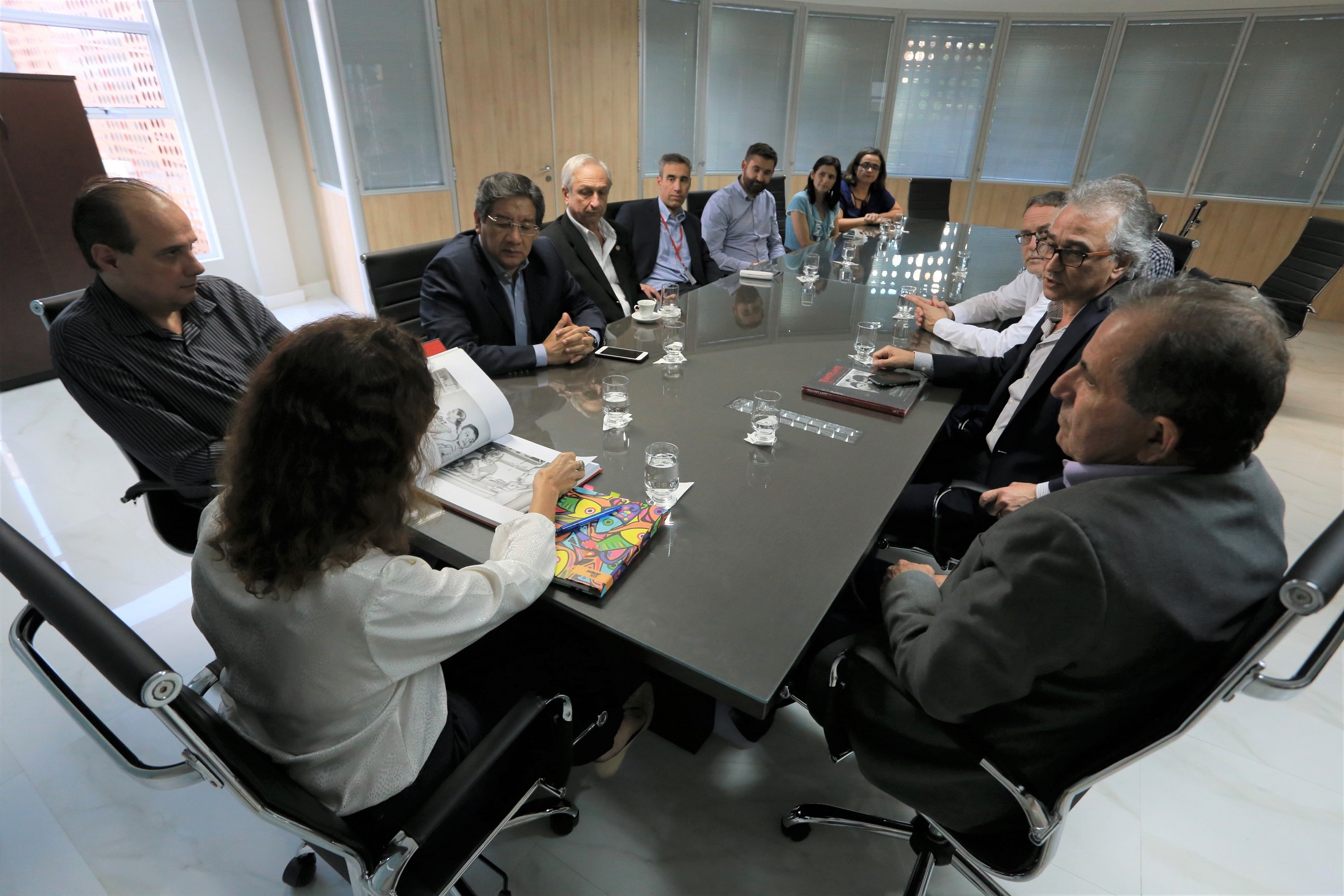 Izolda Cela e ONG dos EUA debatem melhorias para cirurgias cardíacas pediátricas do Hospital de Messejana