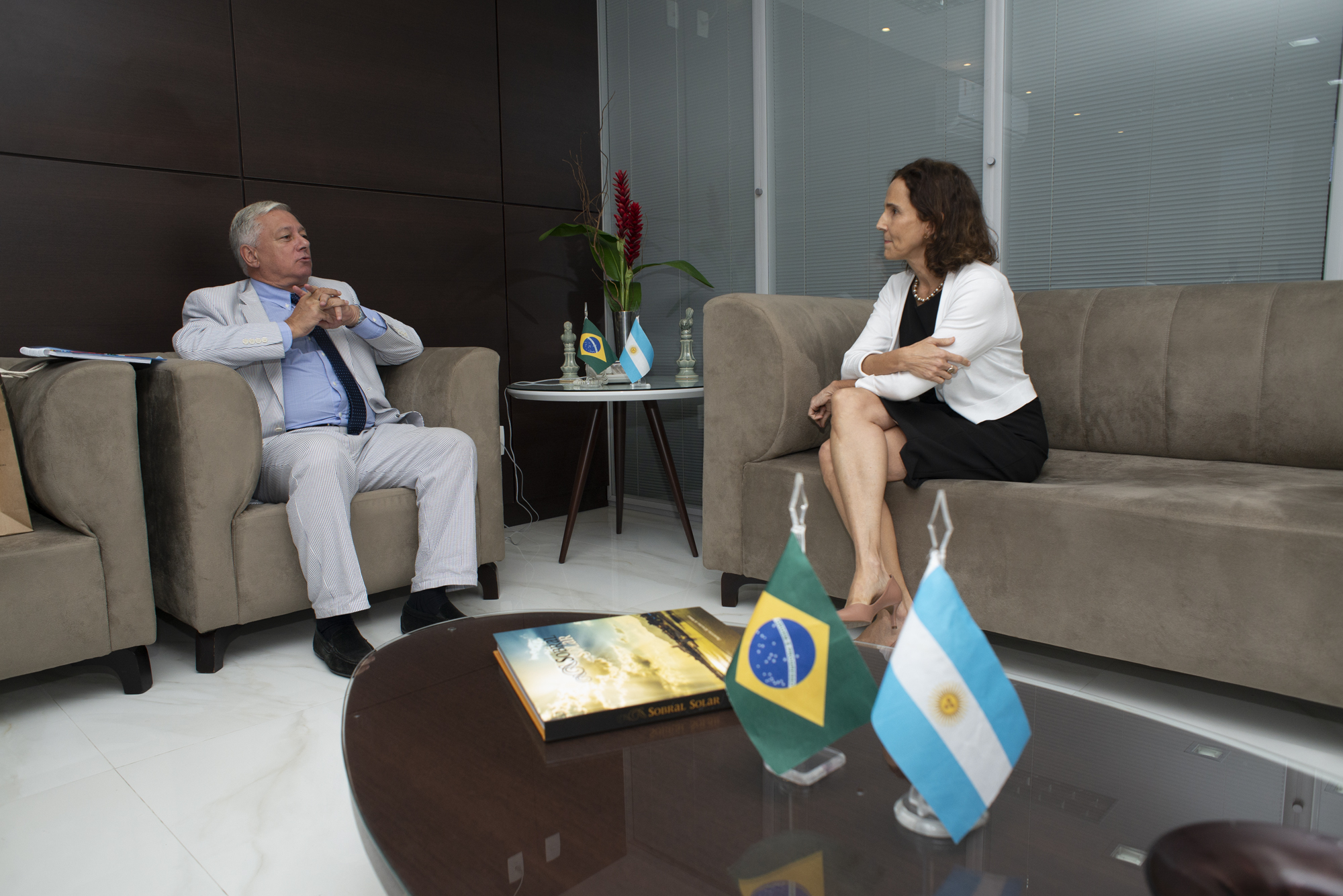 Educação é tema de encontro entre Izolda Cela e cônsul geral da Argentina