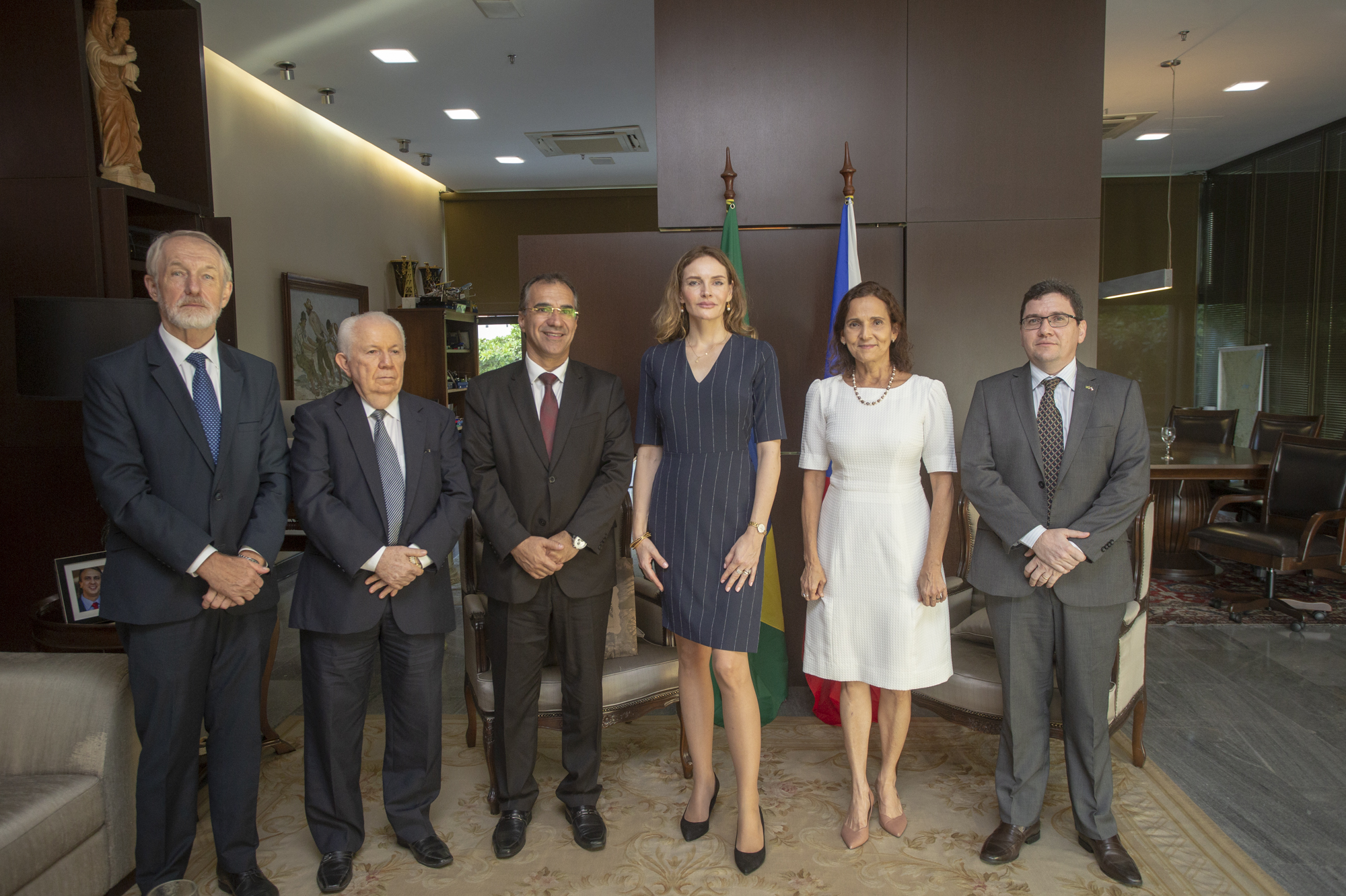 Governadora em exercício discute parcerias com embaixadora da República Tcheca