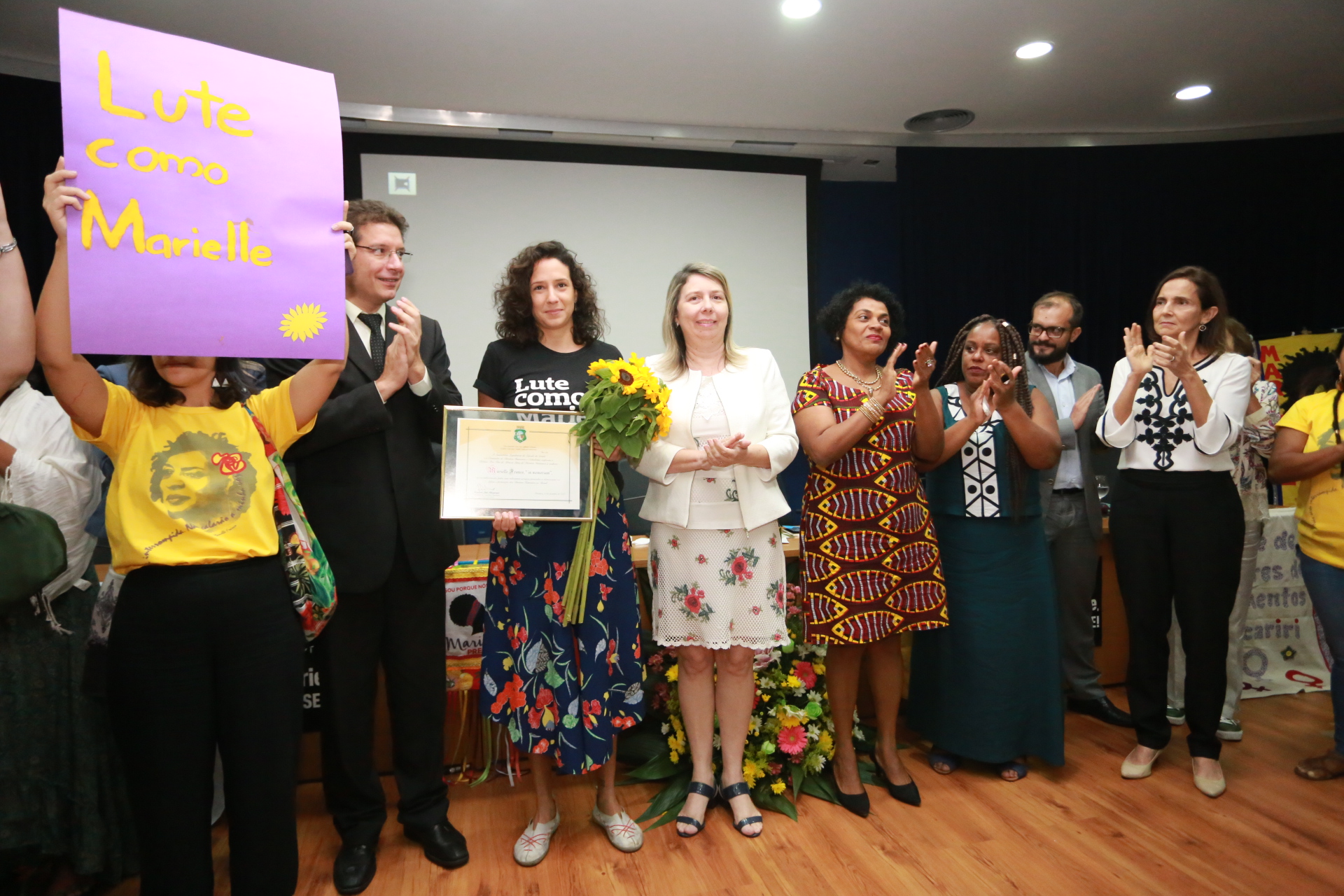 Izolda Cela participa da entrega do Prêmio Frei Tito de Alencar em homenagem a Marielle Franco