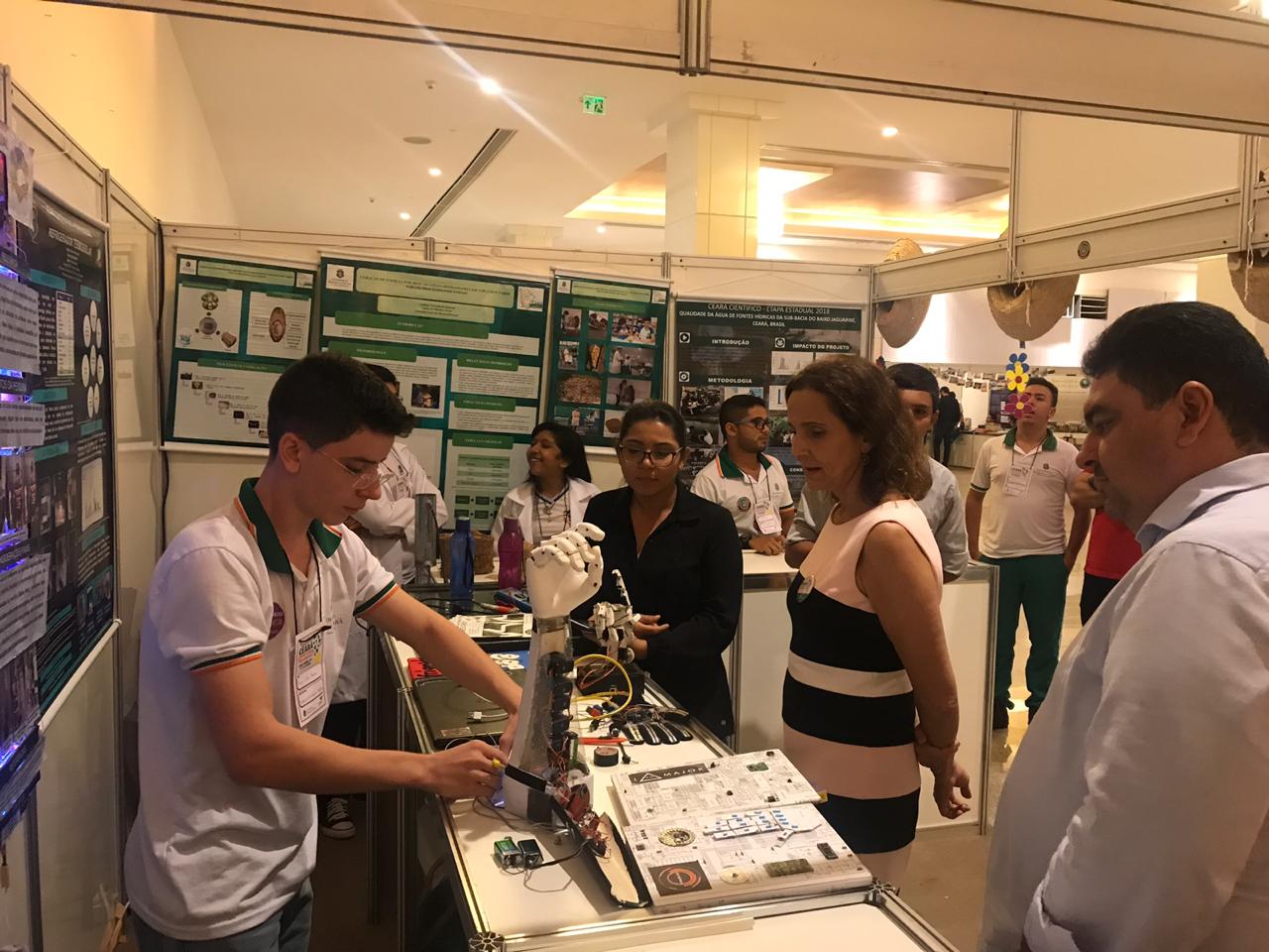 Vice-governadora visita mostra do Ceará Científico