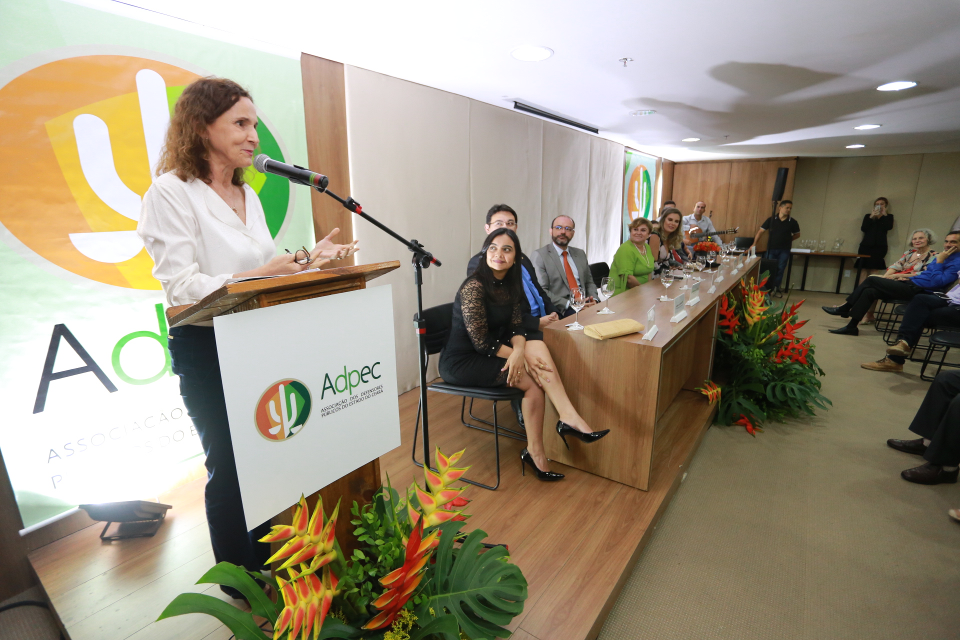 Izolda Cela participa da posse dos novos dirigentes da Associação dos Defensores Públicos do Ceará