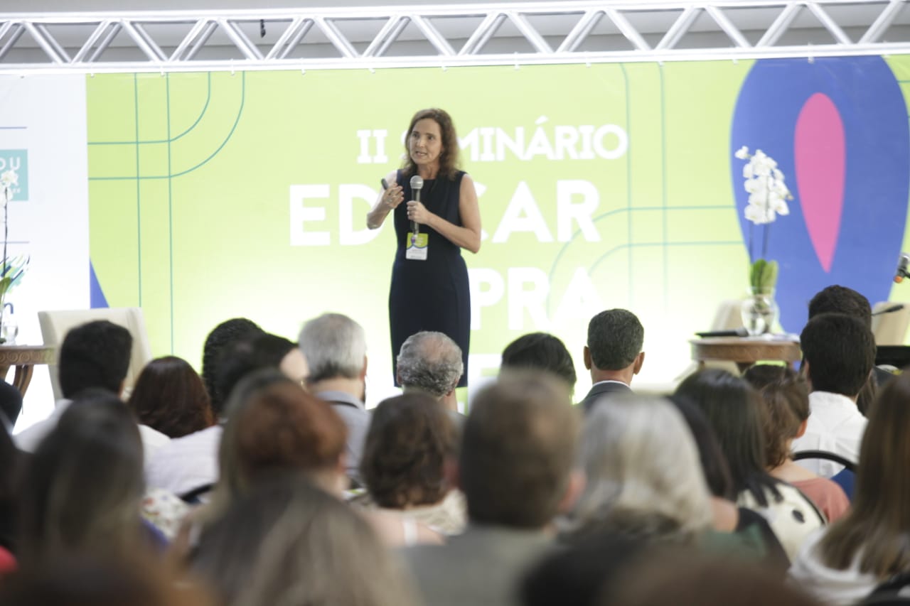 Izolda Cela participa de seminário sobre educação em Sobral