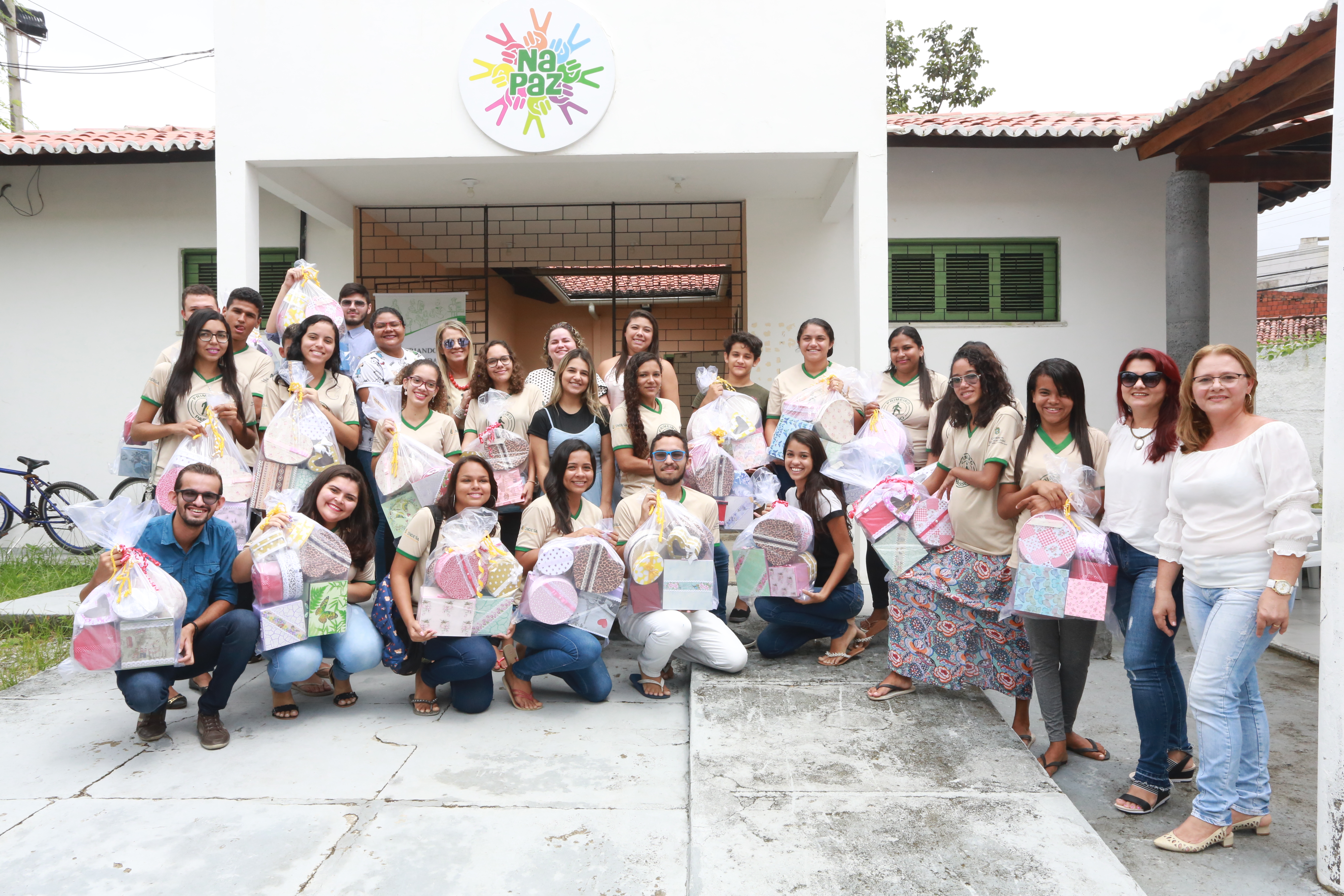 Pacto por um Ceará Pacífico: Curso de decoração de embalagens capacita estudantes do Ensino Médio no Curió