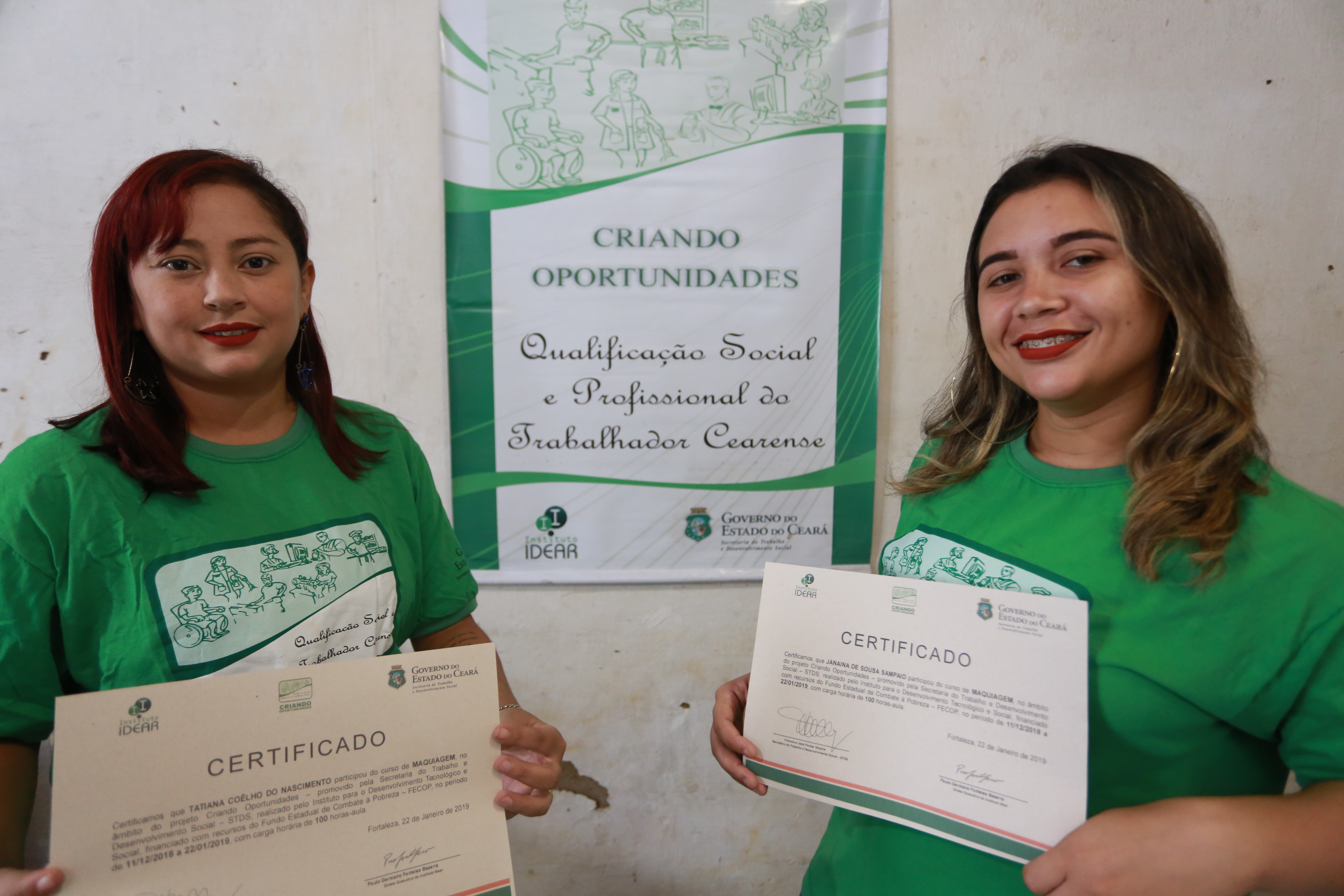 Pacto por um Ceará Pacífico: Mulheres do Parque Genibaú recebem certificados de curso de maquiagem