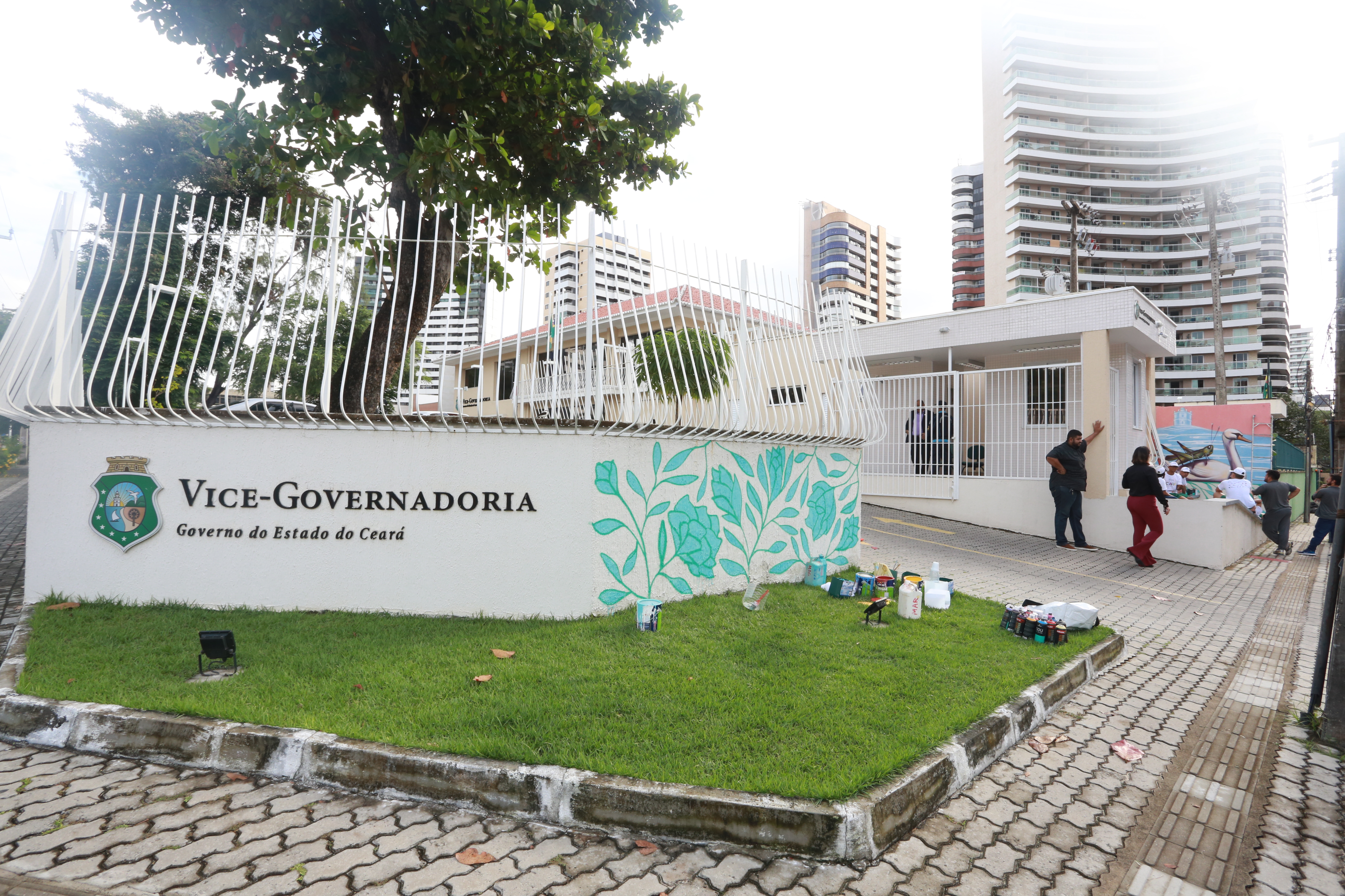 Jovens do sistema socioeducativo fazem grafite na sede da Vice-Governadoria