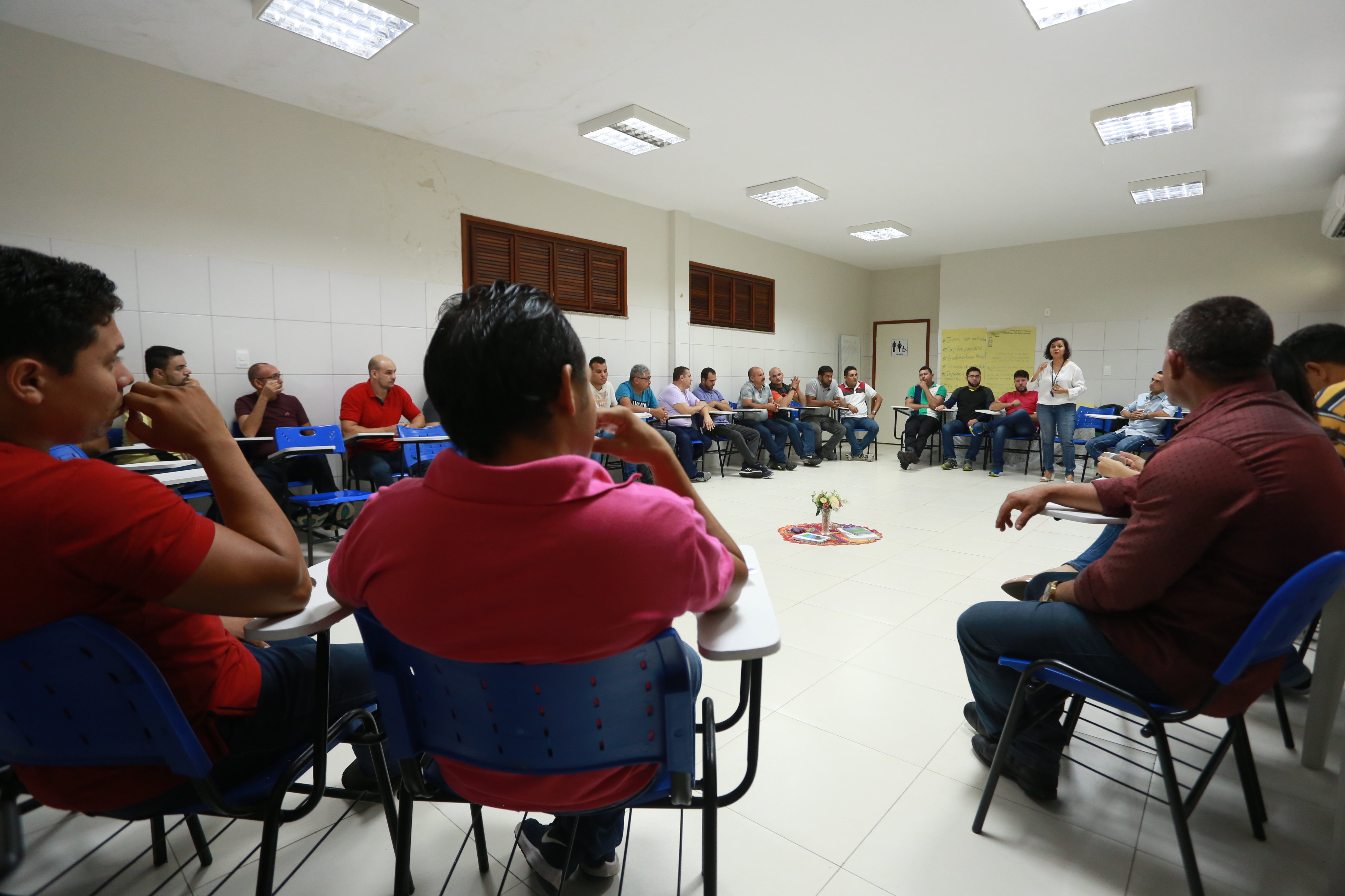 Pacto por um Ceará Pacífico: Socioeducadores recebem palestras sobre círculos de construção de paz e justiça restaurativa