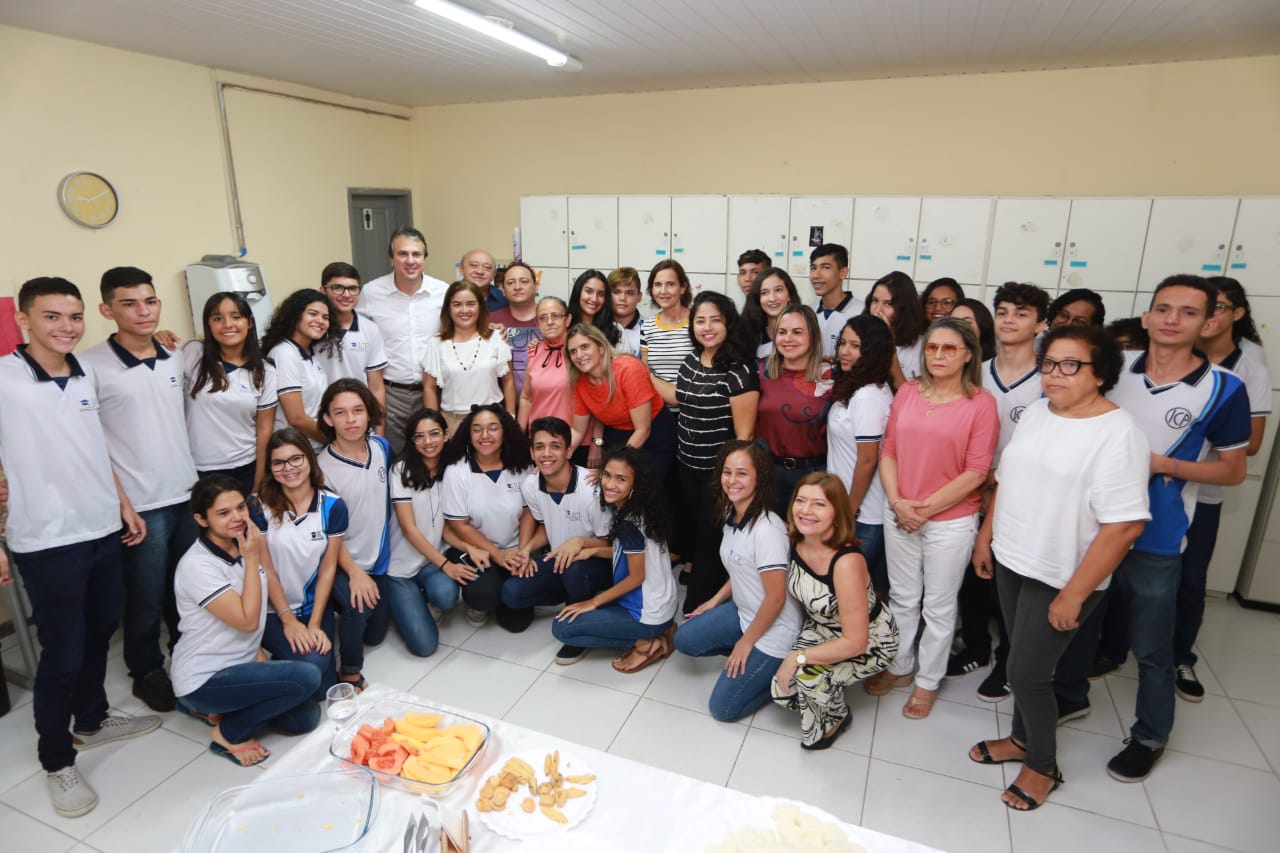 Camilo Santana e Izolda Cela assinam OS para reforma em escola no Conjunto Esperança