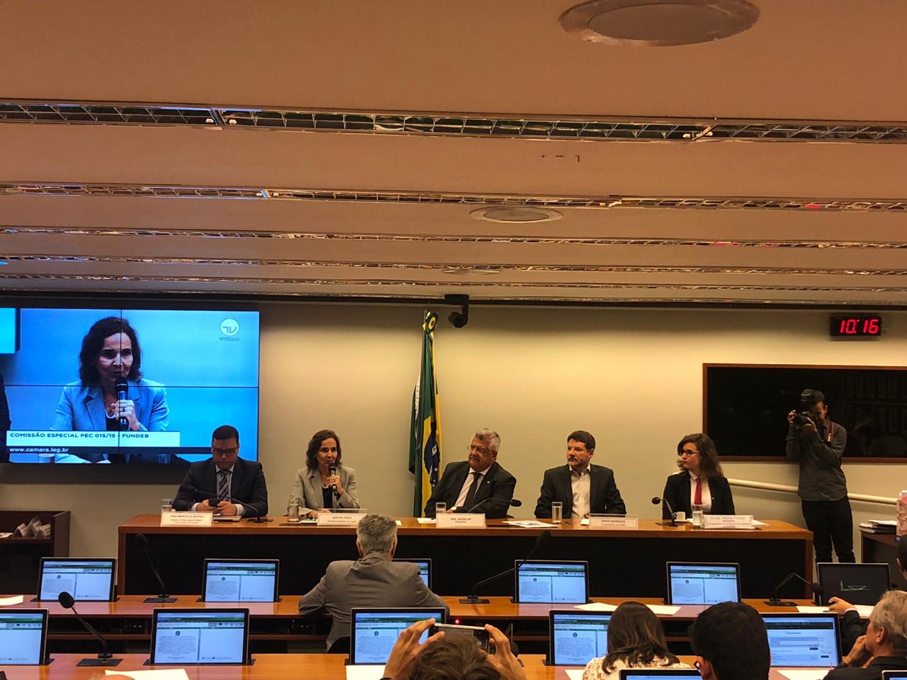 Izolda Cela debate educação básica em audiência na Comissão da PEC do Fundeb na Câmara dos Deputados