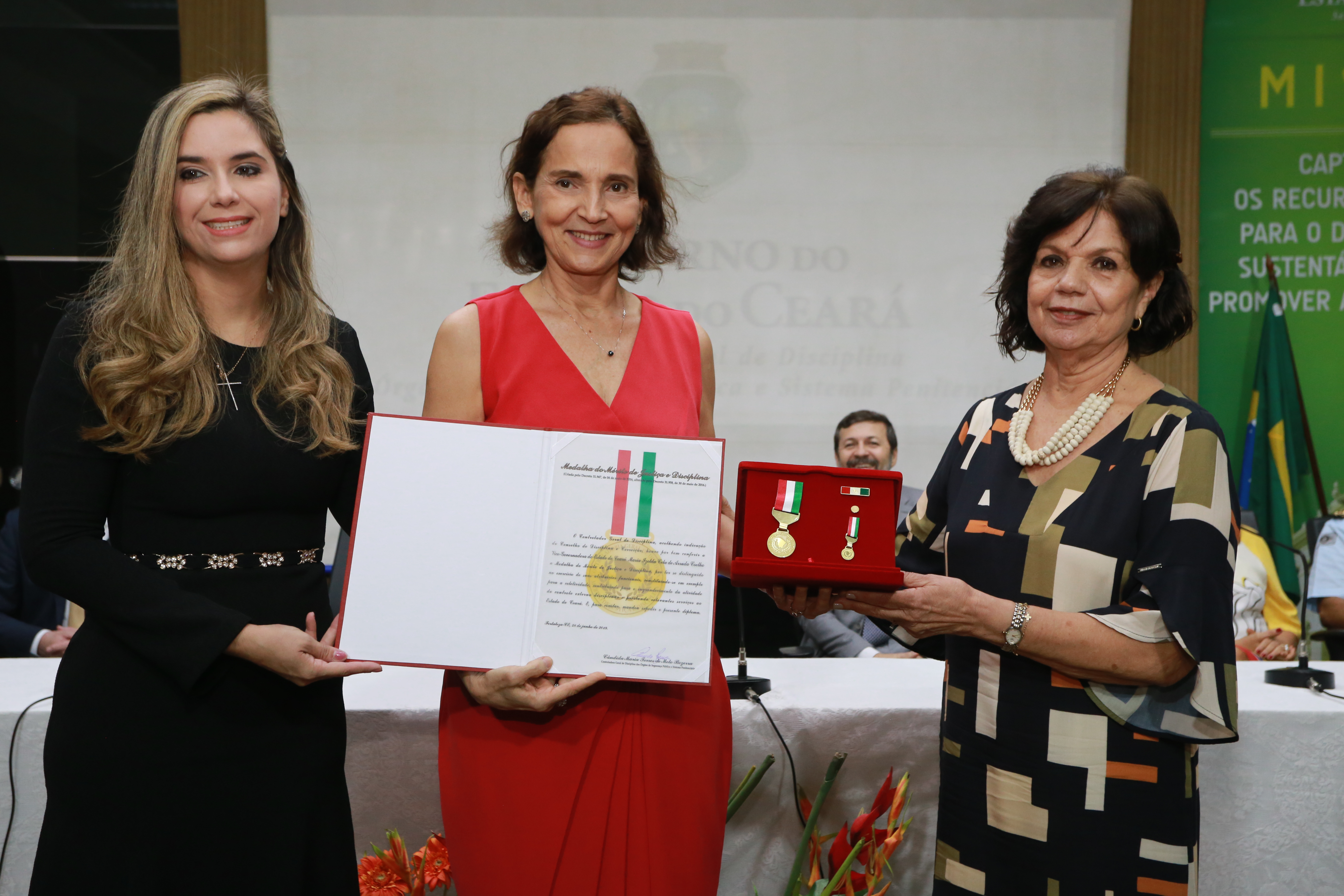 No aniversário de oito anos da CGD, Izolda Cela é homenageada com medalha “Mérito da Justiça e Disciplina”