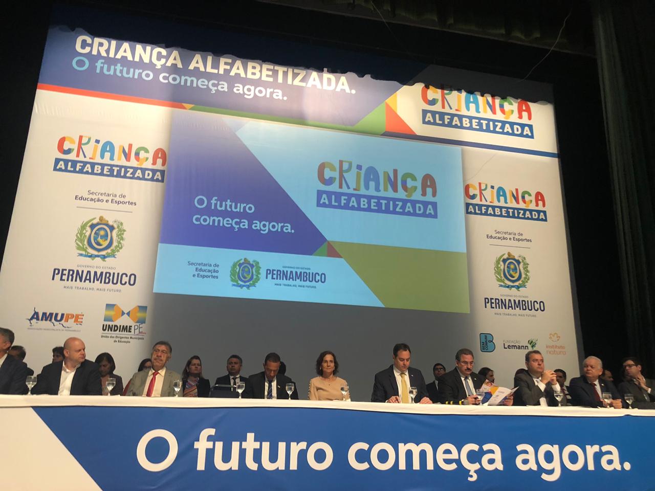Izolda Cela participa do lançamento do programa “Criança Alfabetizada” em Pernambuco