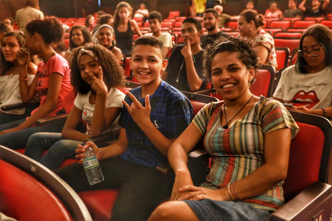 Ceará Pacífico: jovens do Vicente Pinzón e Genibaú conhecem Cineteatro São Luiz