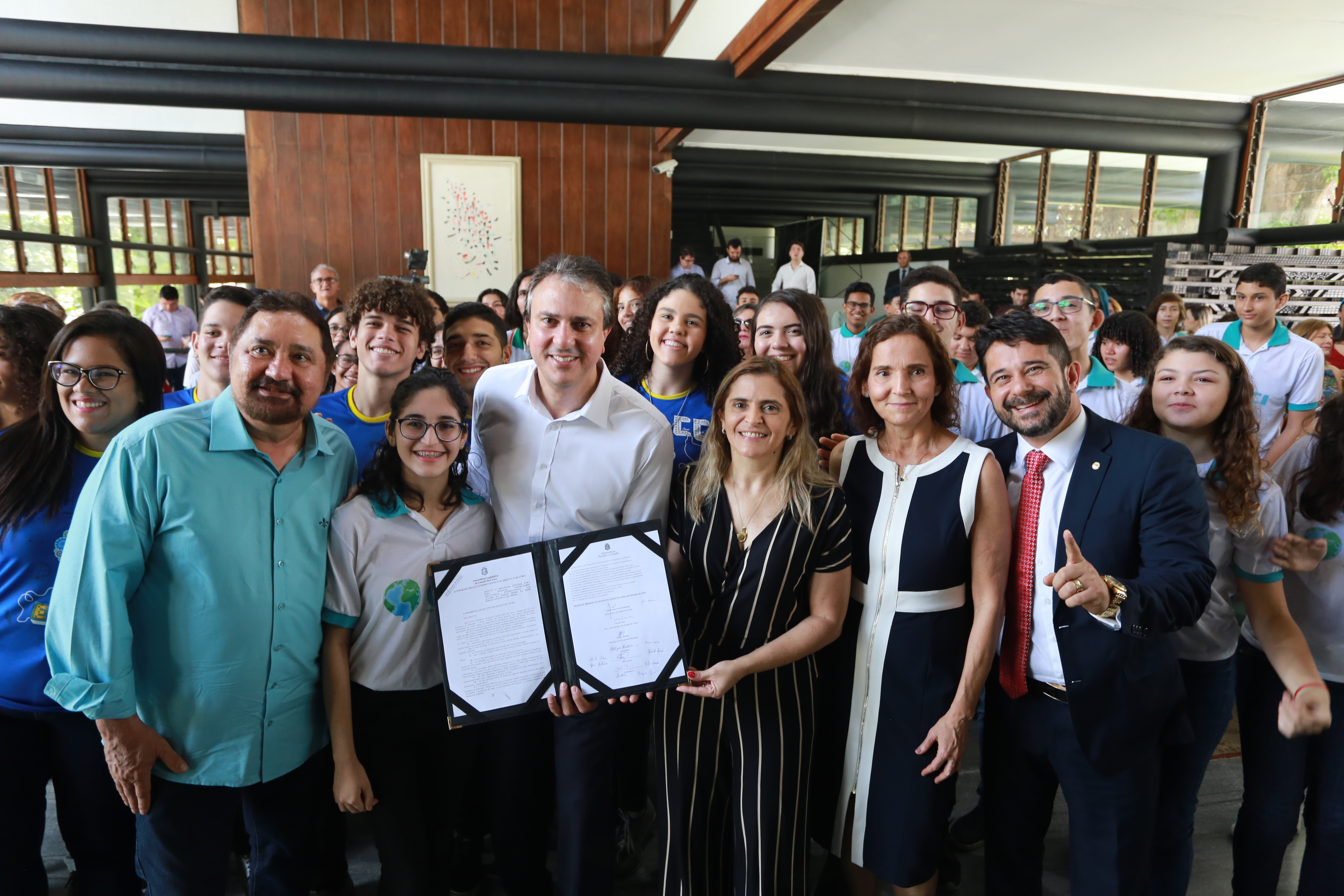 Governador sanciona lei do intercâmbio internacional para alunos de escolas estaduais
