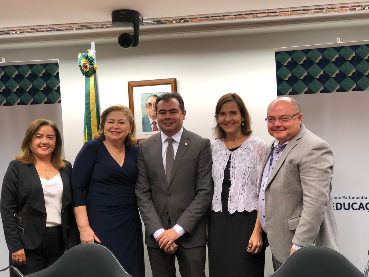 Izolda Cela destaca ações do Governo do Ceará na educação em audiência da Frente Parlamentar Mista da Educação