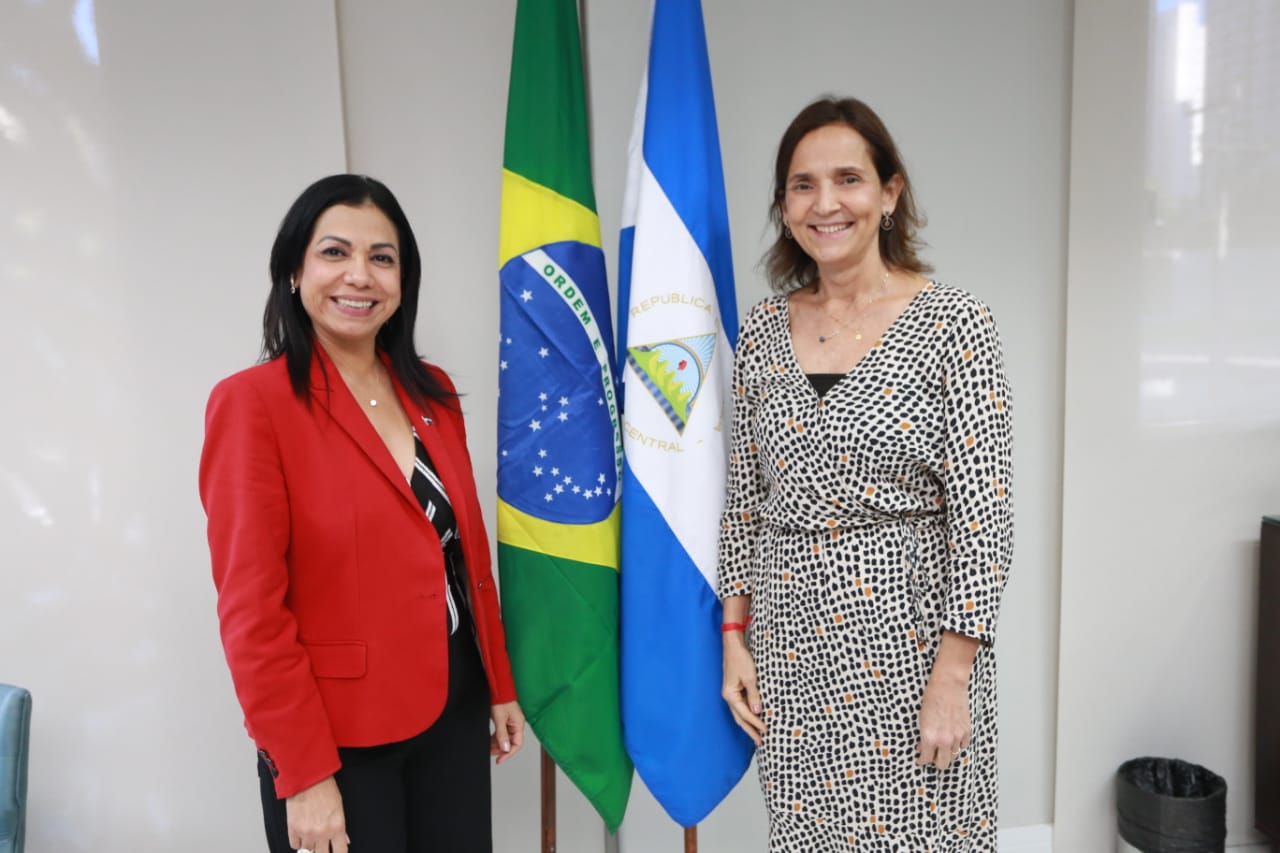 Governo do Ceará debate aumento da exportação de insumos para calçados durante visita da embaixadora da Nicarágua