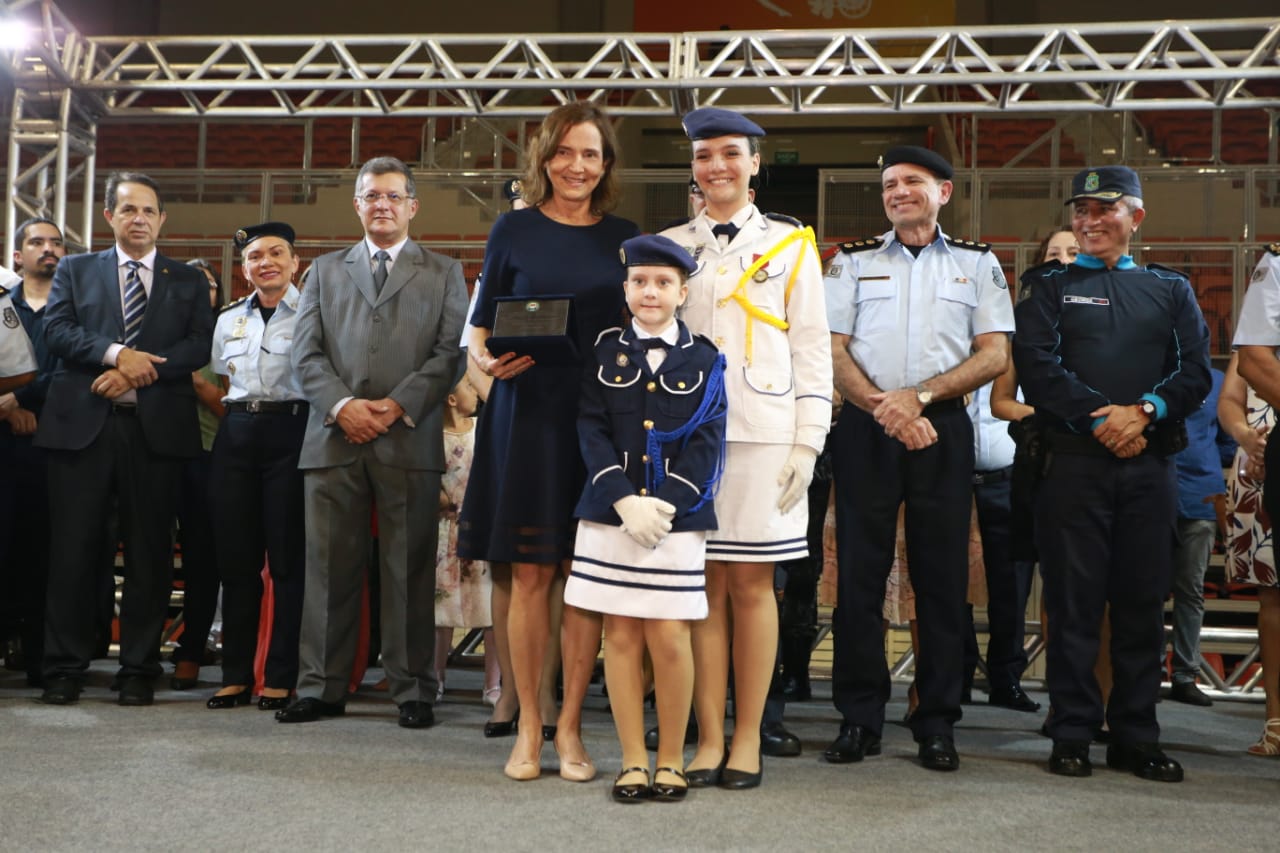 Izolda Cela é homenageada durante a formatura de alunos do Colégio da Polícia Militar do Ceará