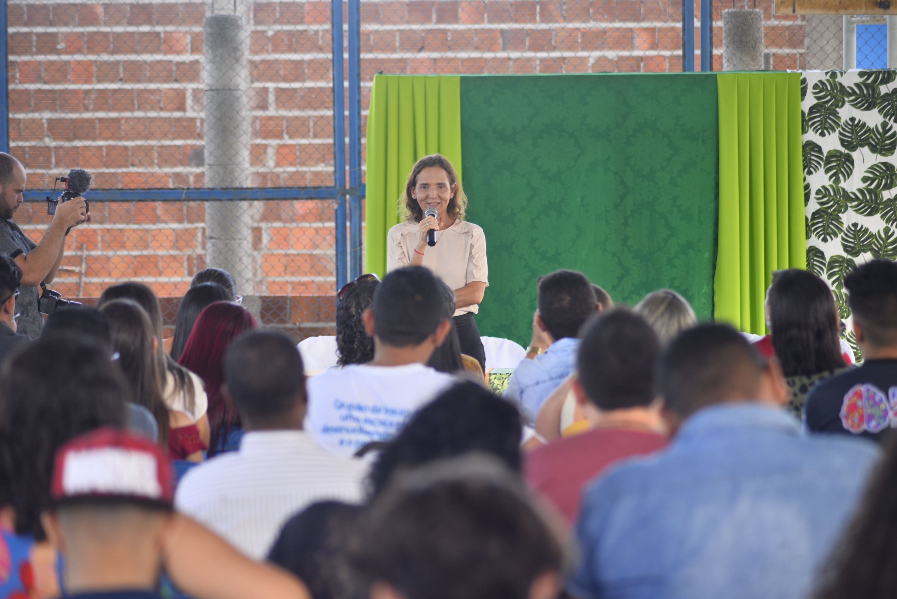 Izolda Cela participa da abertura da Jornada Pedagógica em Irauçuba