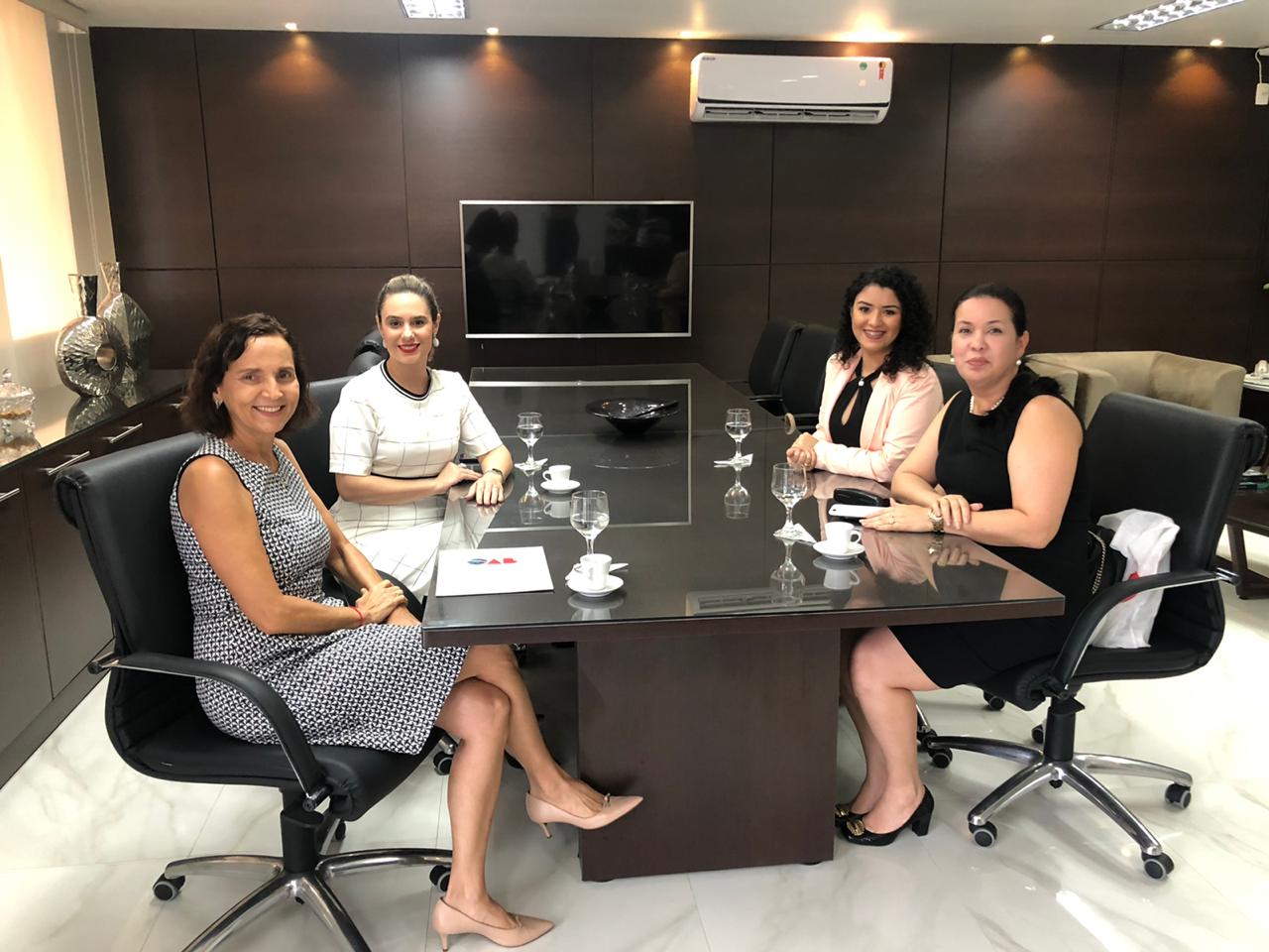 Izolda Cela discute o papel da mulher advogada com integrantes da OAB-CE