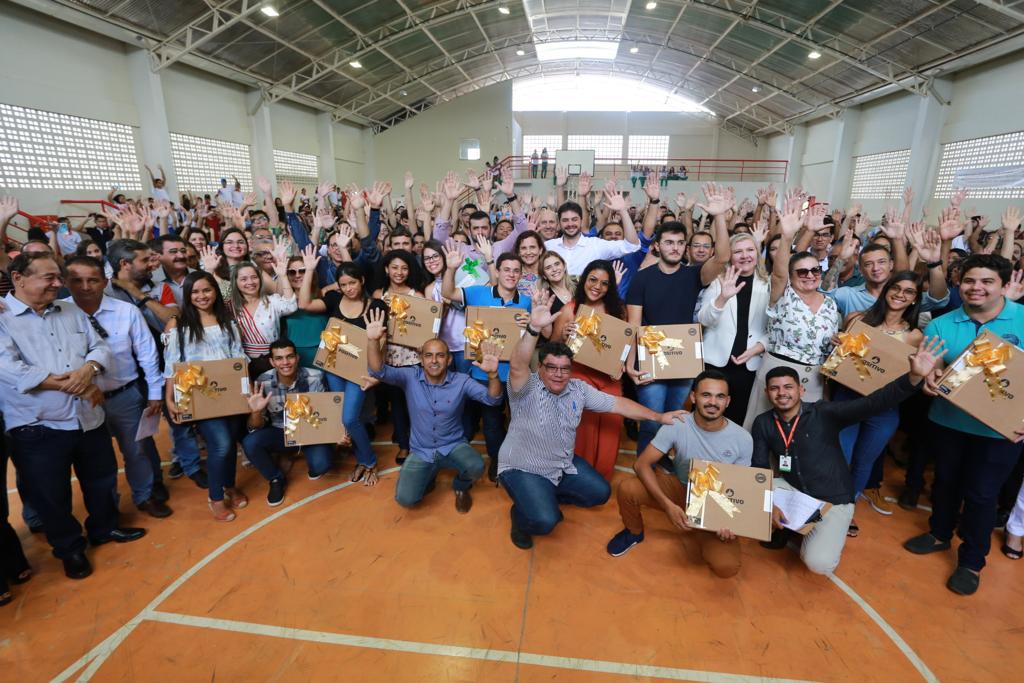 Governo do Estado entrega 1,2 mil notebooks para alunos de destaque no Cariri