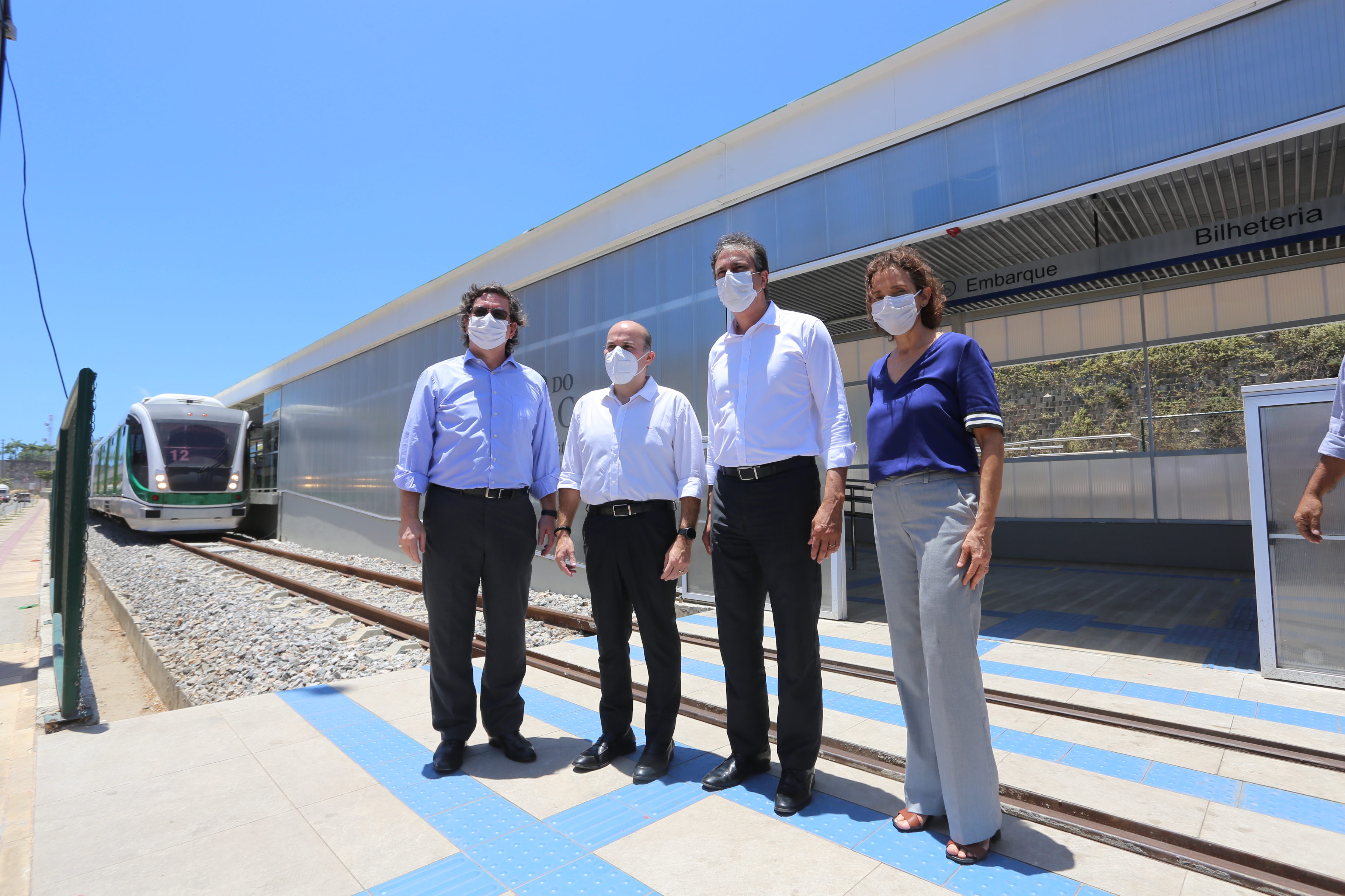 Governo do Ceará entrega as duas últimas estações do VLT; serviço tem horário ampliado e continua em operação assistida