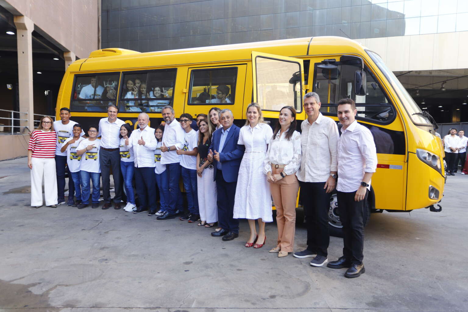 Com investimento de mais de R$ 50 milhões, 113 municípios cearenses recebem novos ônibus escolares