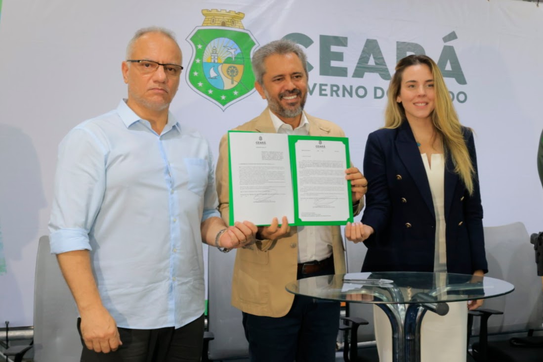 Governador Elmano de Freitas assina projeto de reestruturação das forças de segurança do Estado