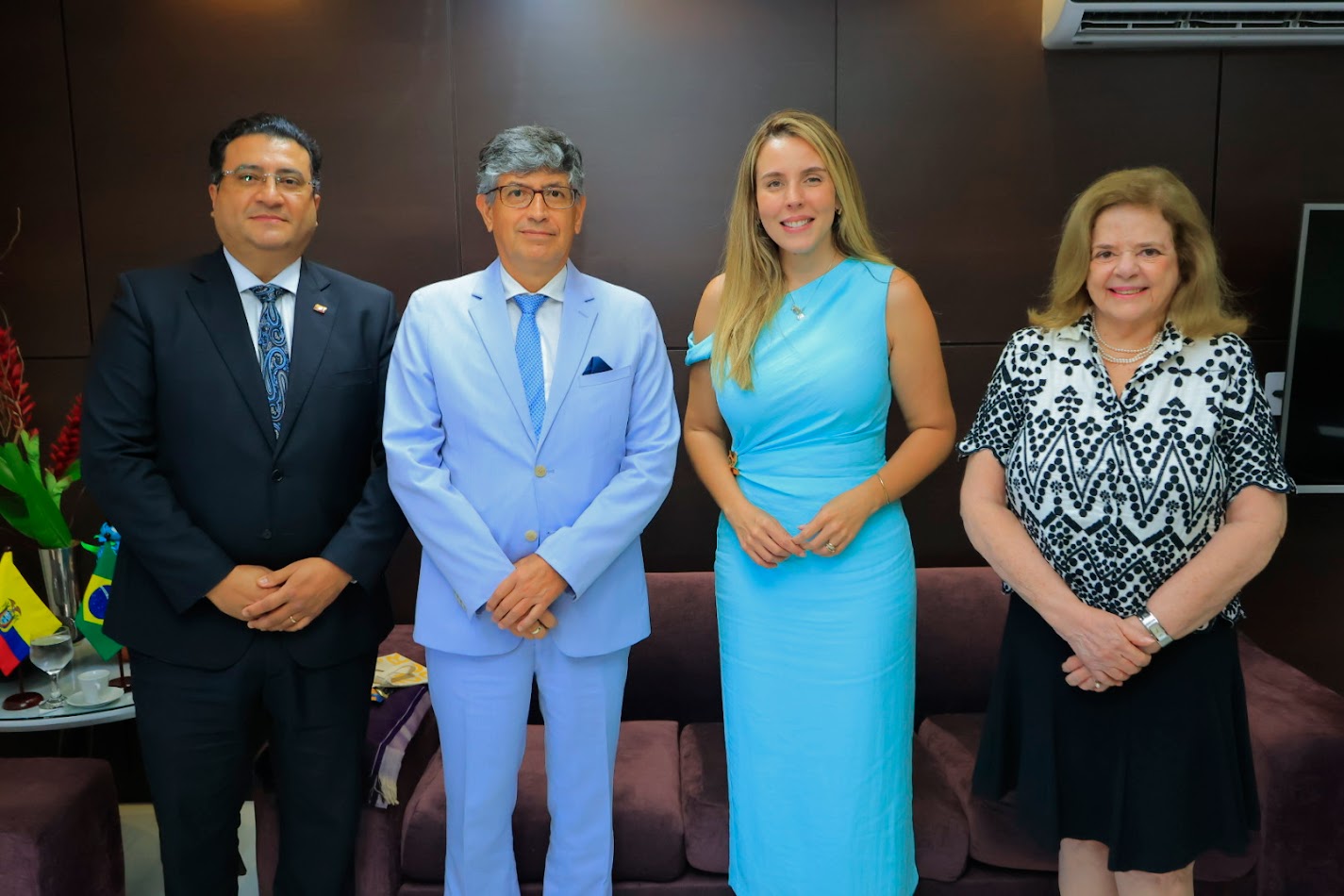 Vice-governadora do Ceará recebe embaixador do Equador no Brasil