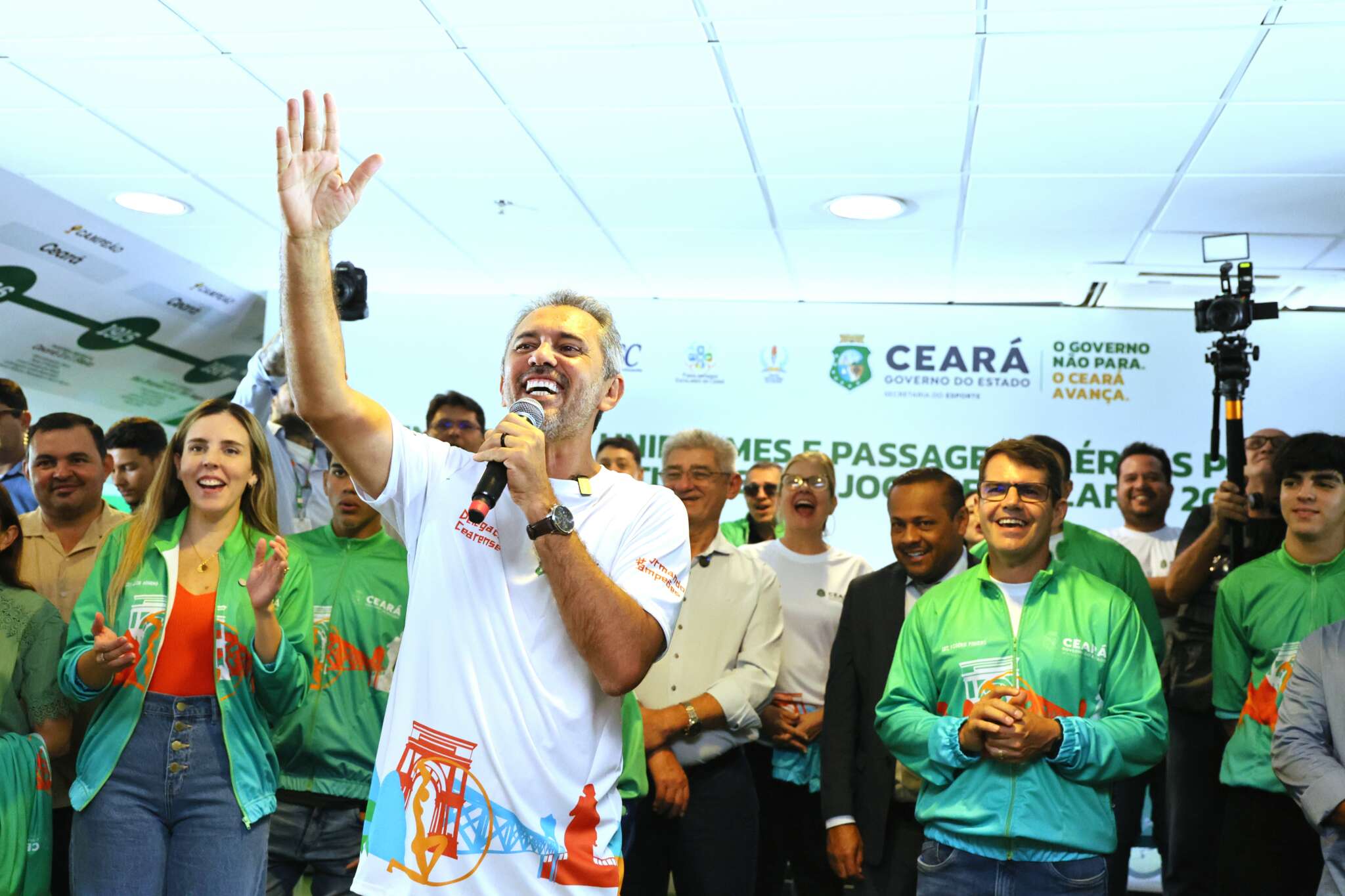 Governo do Ceará entrega passagens aéreas e uniformes para 650 alunos-atletas disputarem as etapas nacionais dos Jogos Escolares