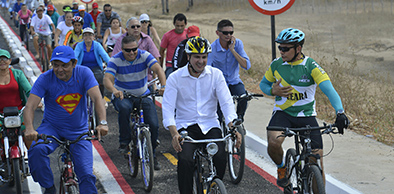 Passeio ciclístico marca inauguração da Avenida do Contorno em Limoeiro do Norte