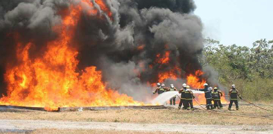 Exercício simula combate a incêndio de aeronave
