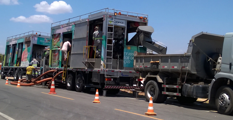 Cagece realiza operação de limpeza na rede de Maracanaú