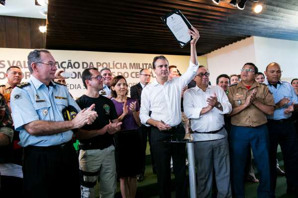 Governador do Ceará, Camilo Santana, assina lei que aumenta salários de profissionais da PM e BM