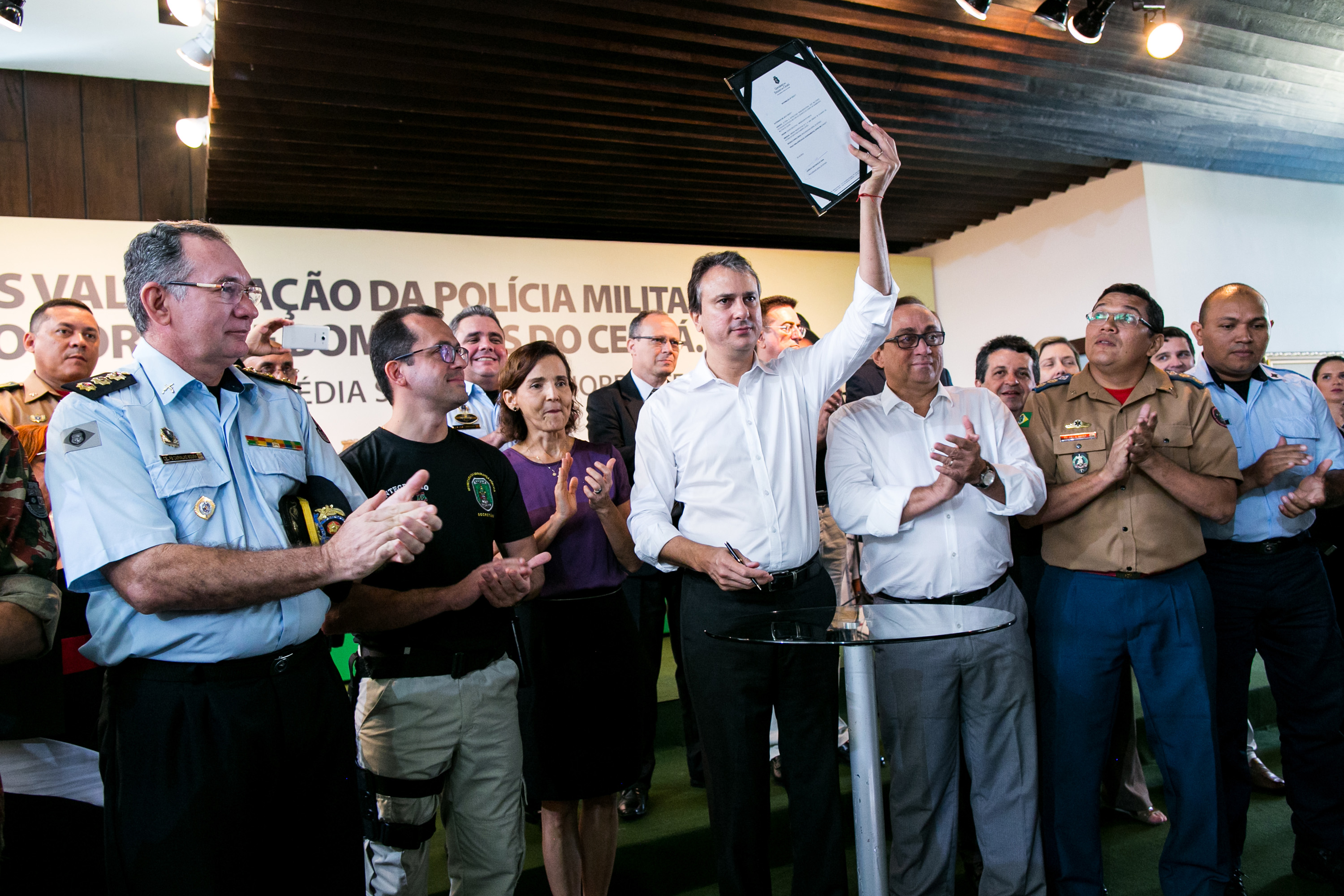 Governador do Ceará, Camilo Santana, assina lei que aumenta salários de profissionais da PM e BM