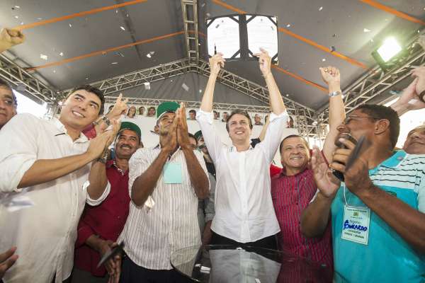 Em Chorozinho, governador Camilo Santana assina decreto de desapropriação da Fazenda Uruanan