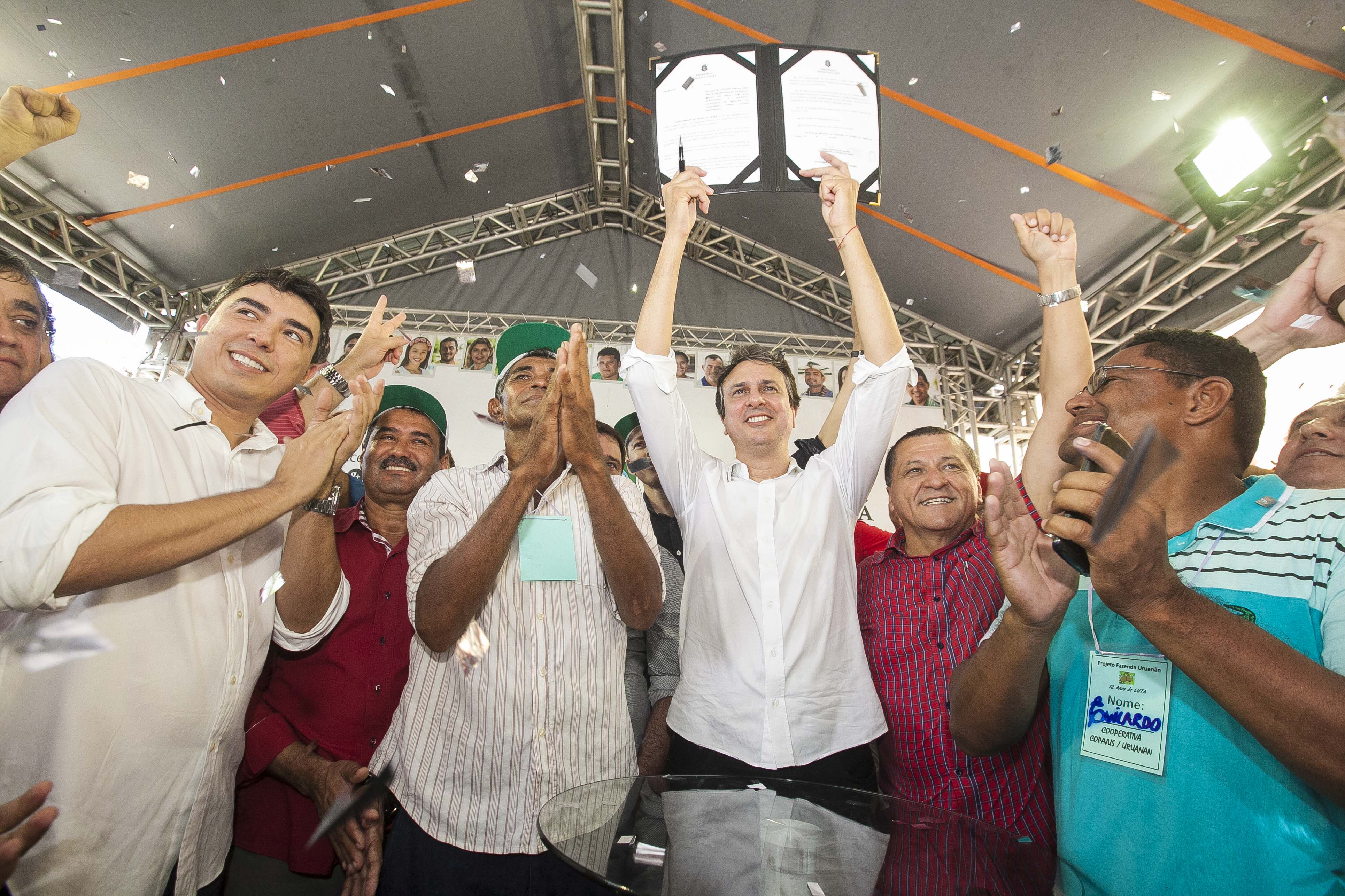 Em Chorozinho, governador Camilo Santana assina decreto de desapropriação da Fazenda Uruanan