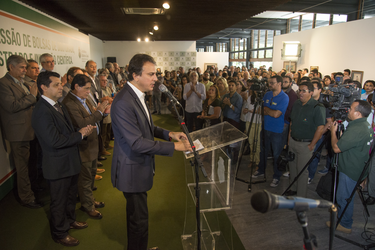 Governador anuncia concessão de 900 bolsas de mestrado e doutorado