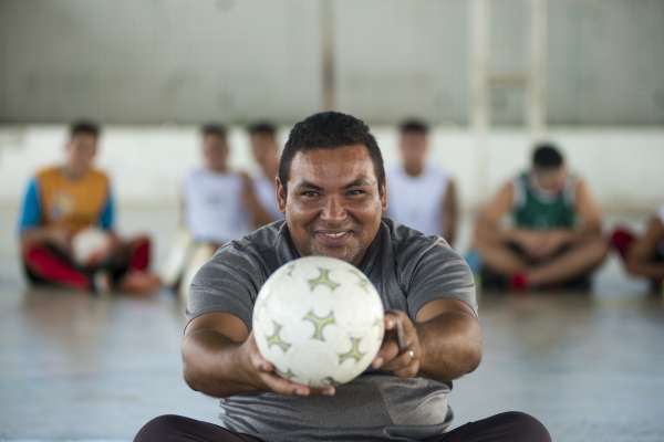 #CearádeAtitude: Marigésio, o ex-jogador que ressocializa jovens com a bola