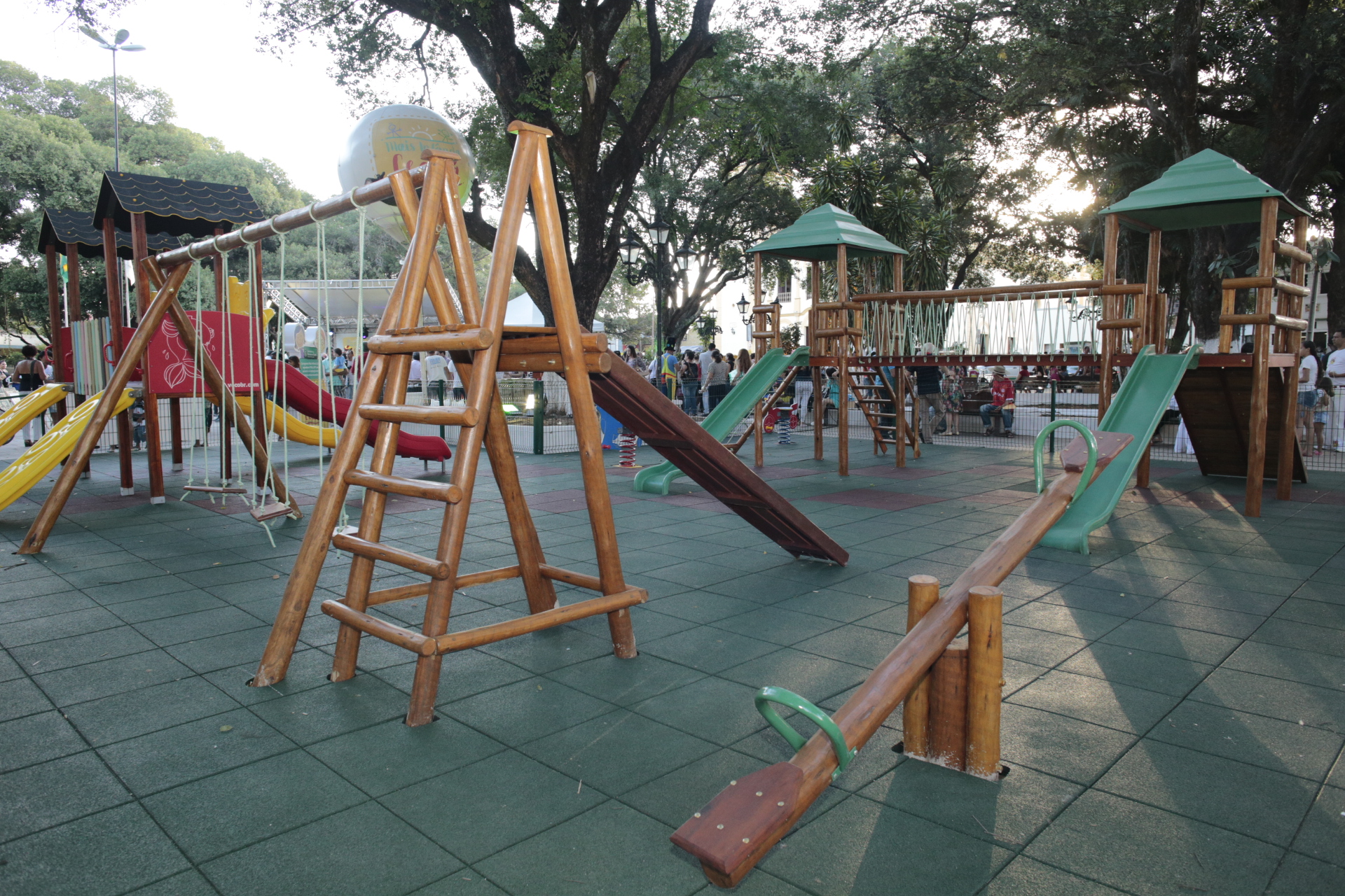 Governo do Ceará entrega 10ª brinquedopraça e equipamentos de ginástica em Baturité