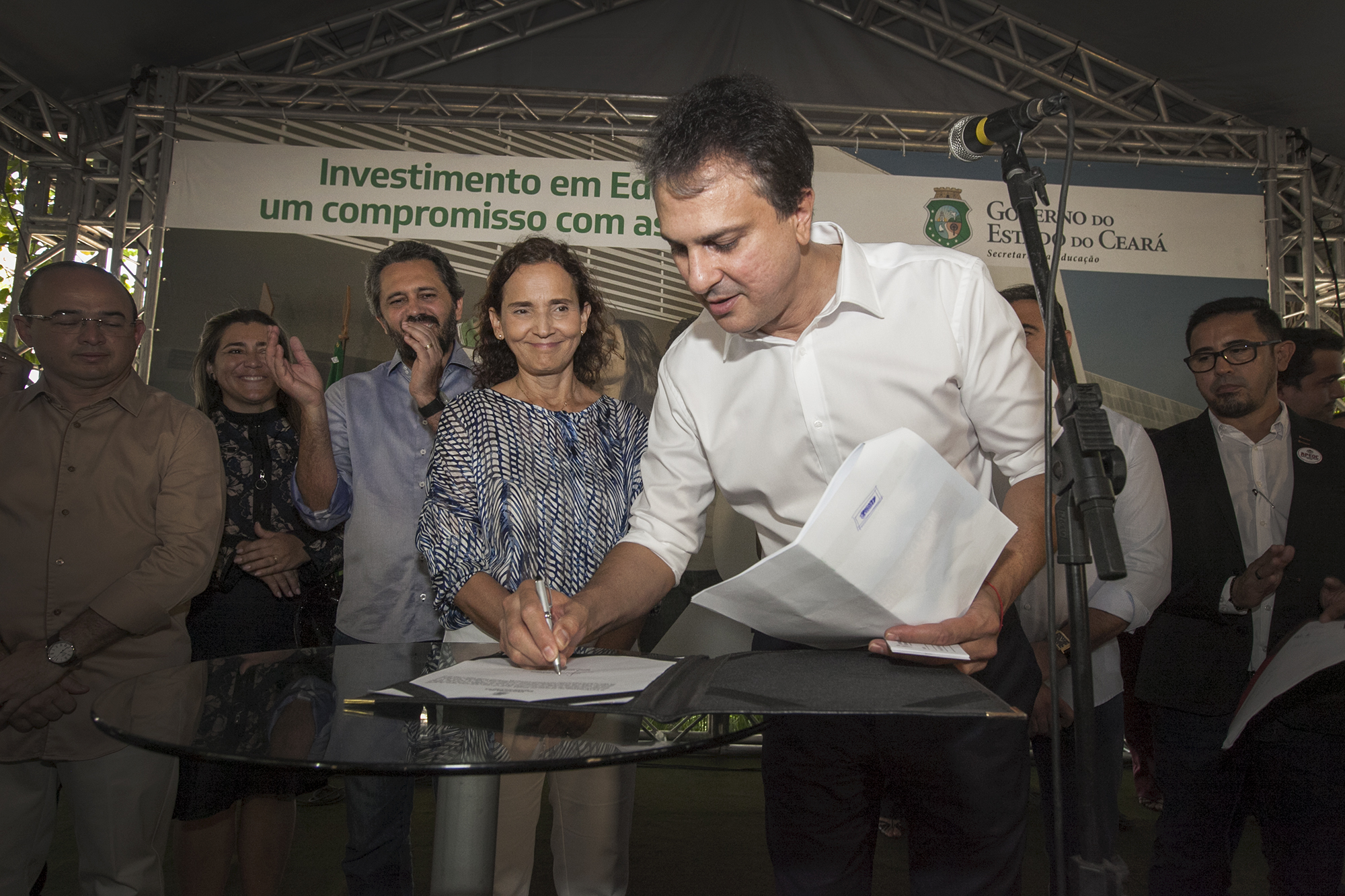 Governador anuncia concurso para professor e consolida investimentos na Educação