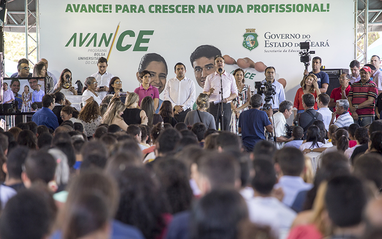 Mais de 700 ex-alunos da rede pública do Ceará são beneficiados com bolsa universitário