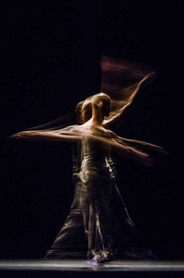 Bailarino do Porto Iracema apresenta dois espetáculos na XI Bienal Internacional de Dança do Ceará