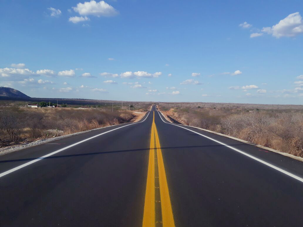 Ceará de Ponta a Ponta: obras de restauração da CE-176 avançam na Região Norte