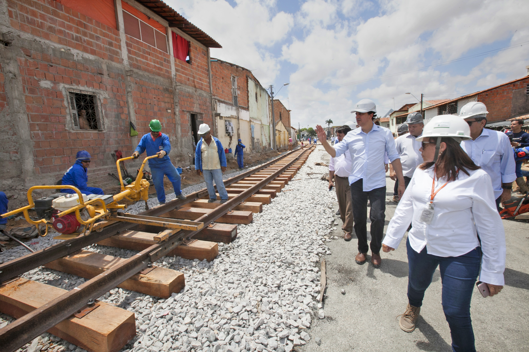 VLT: governador visita obras do trecho Borges de Melo-Papicu