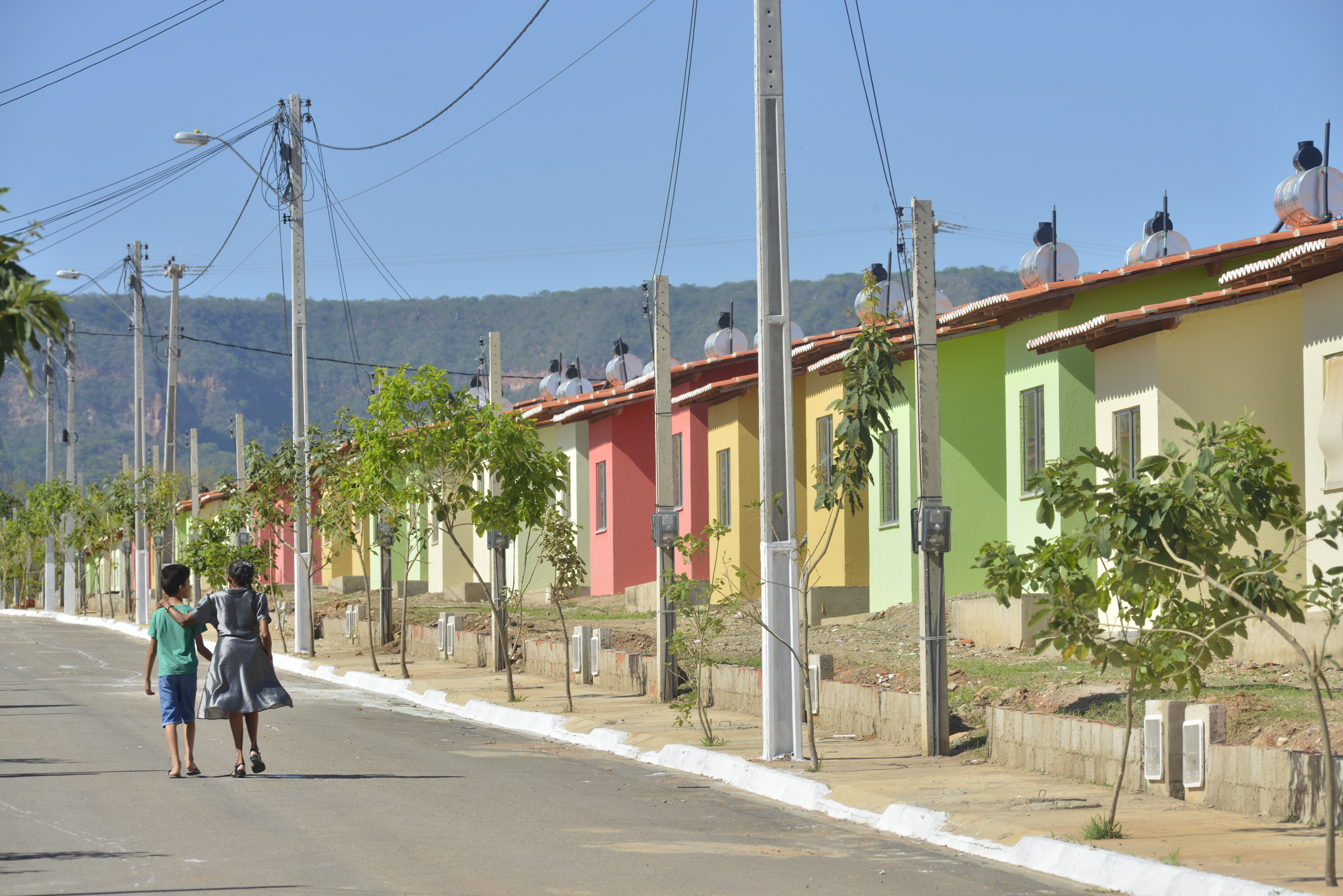 Governo do Ceará beneficia mais de 4 mil pessoas com entrega de moradias no Crato